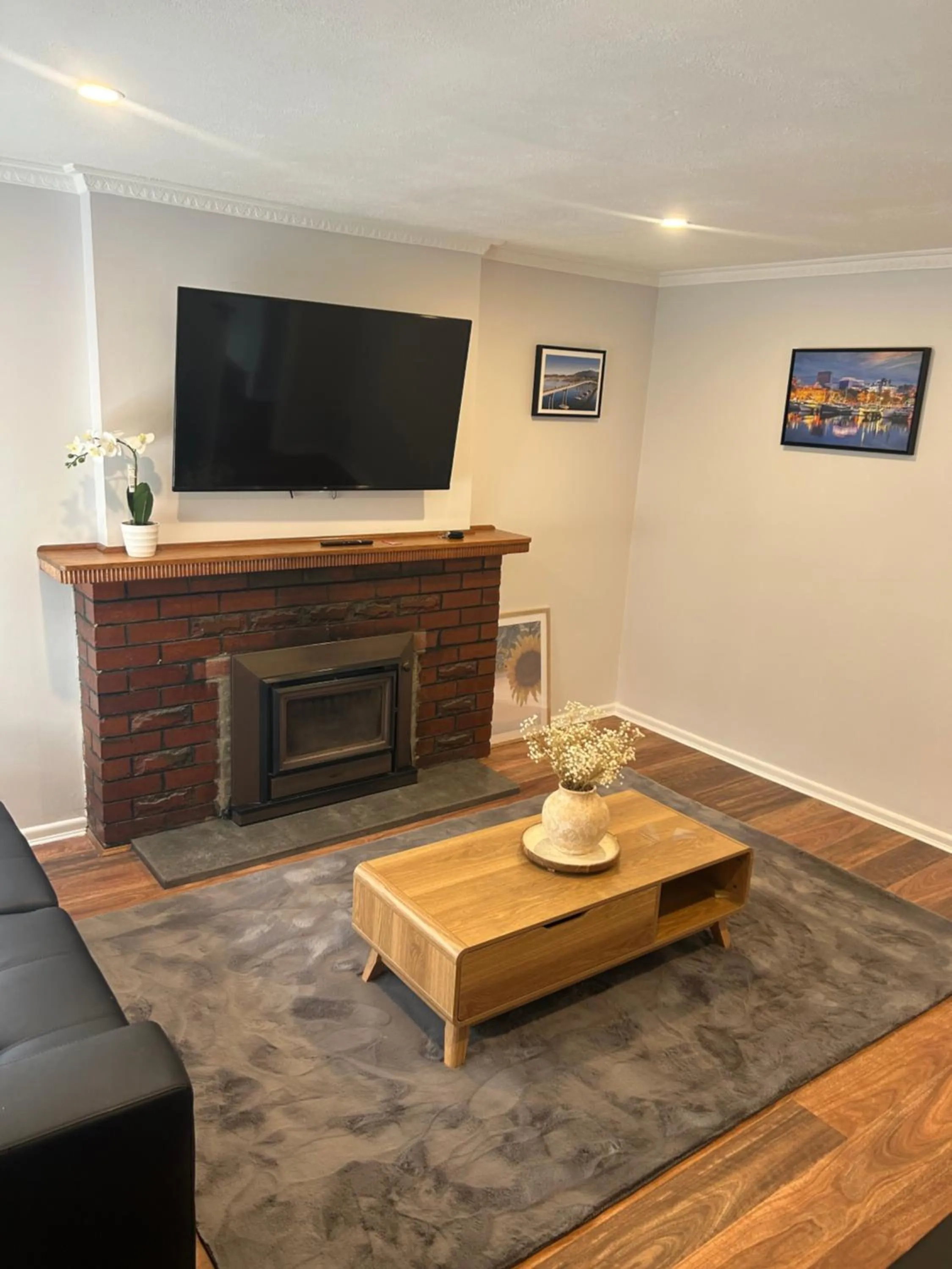 Living room in Waterfront Lodge Motel