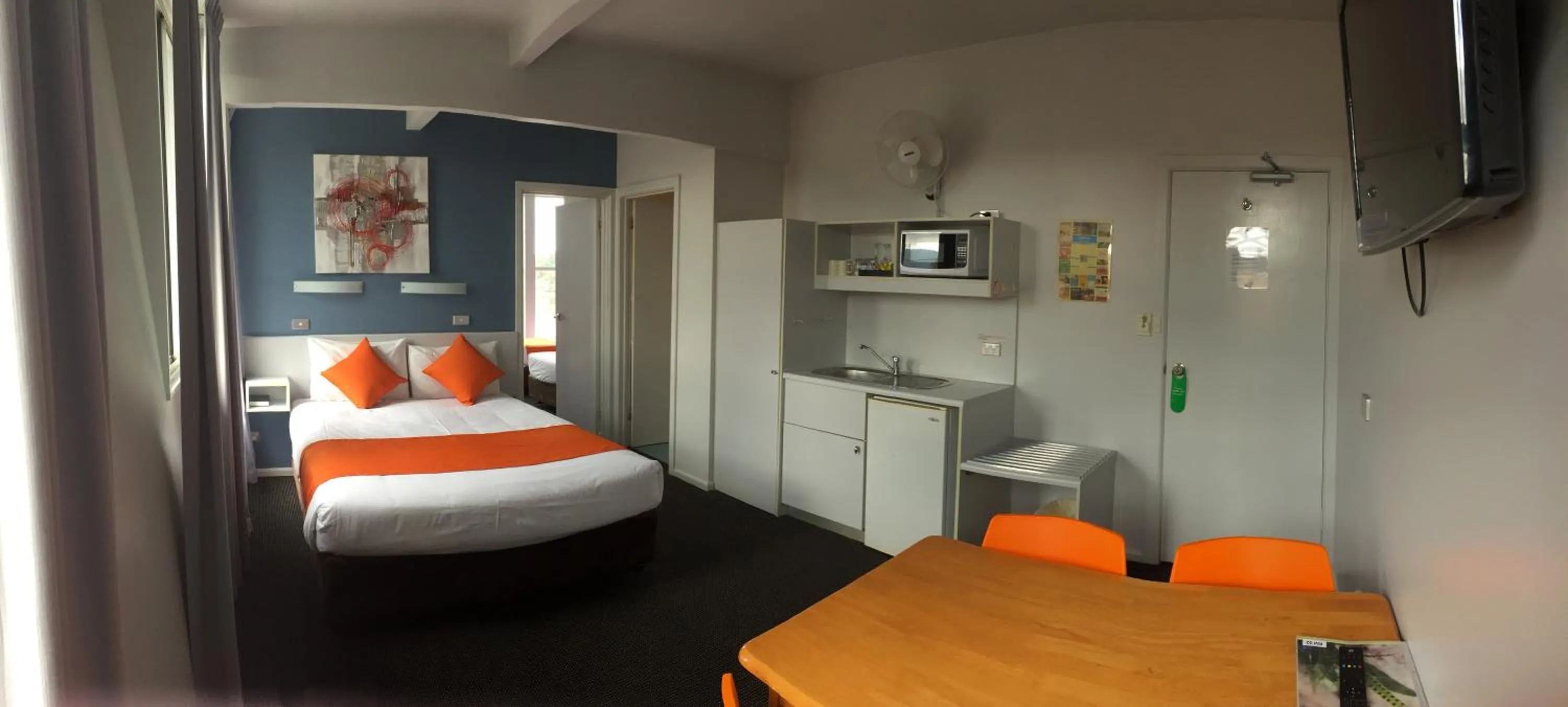 TV and multimedia, Bed in Waterfront Lodge Motel