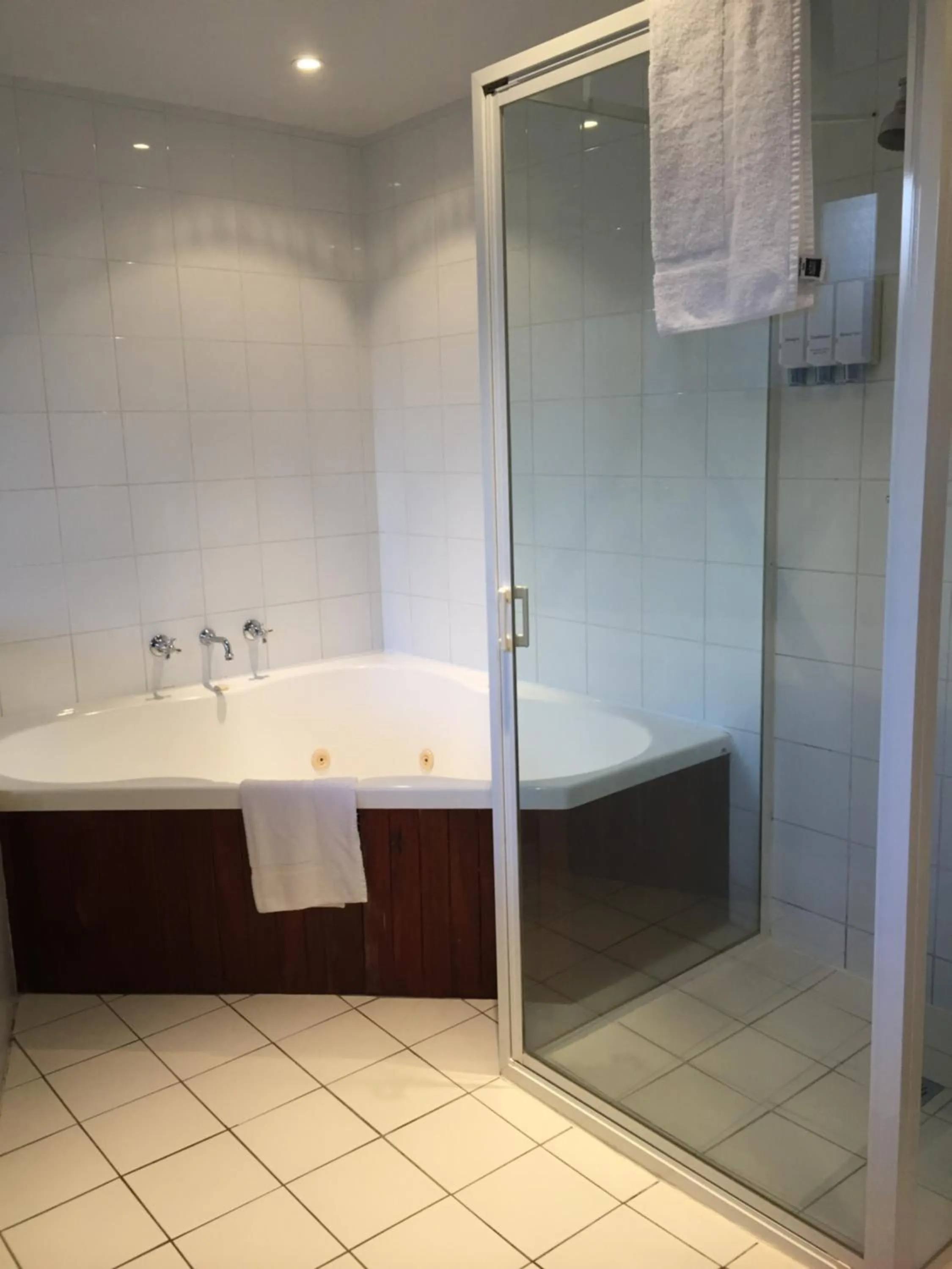 Shower in Waterfront Lodge Motel