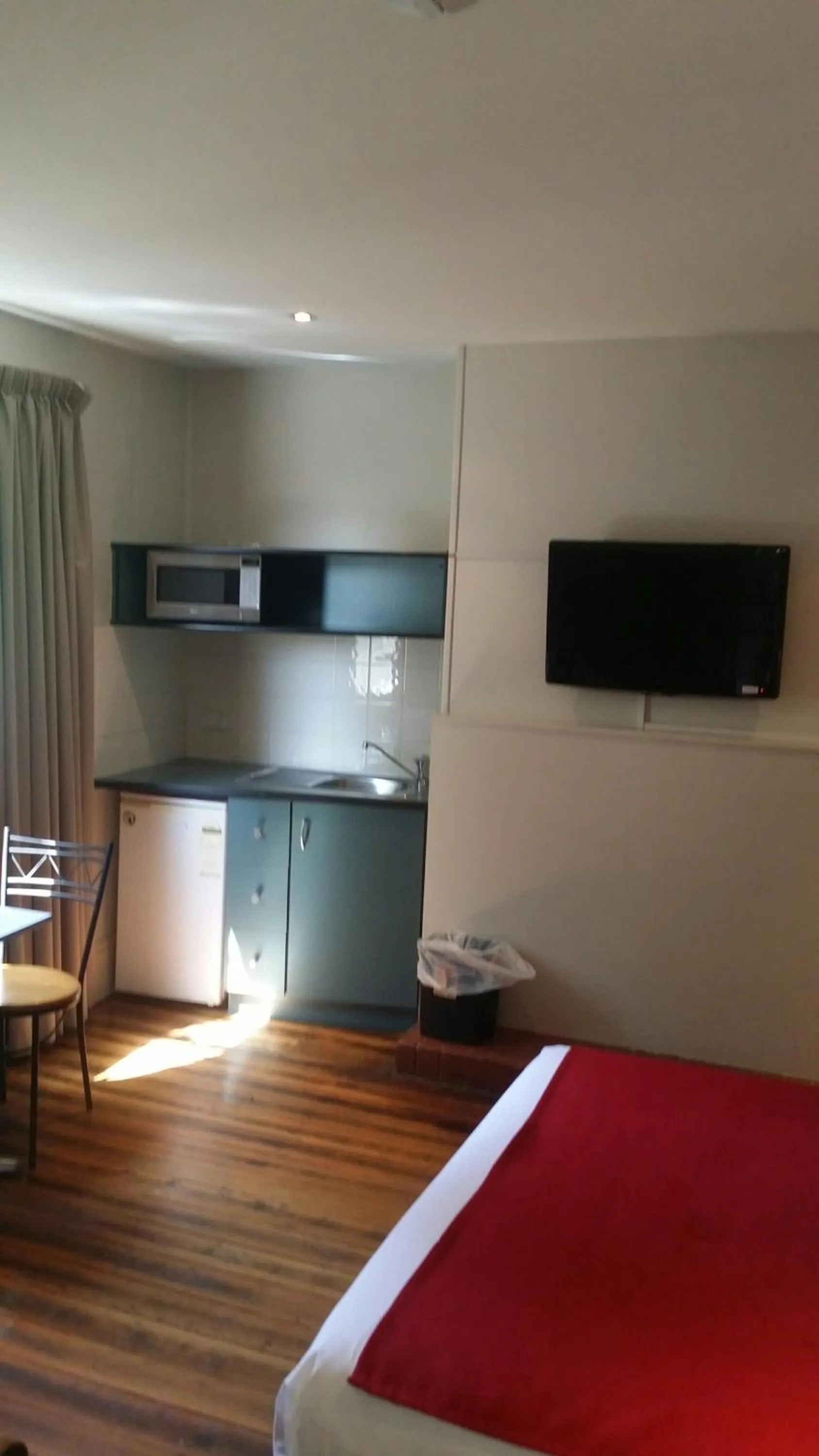 Kitchen or kitchenette, Bed in Waterfront Lodge Motel