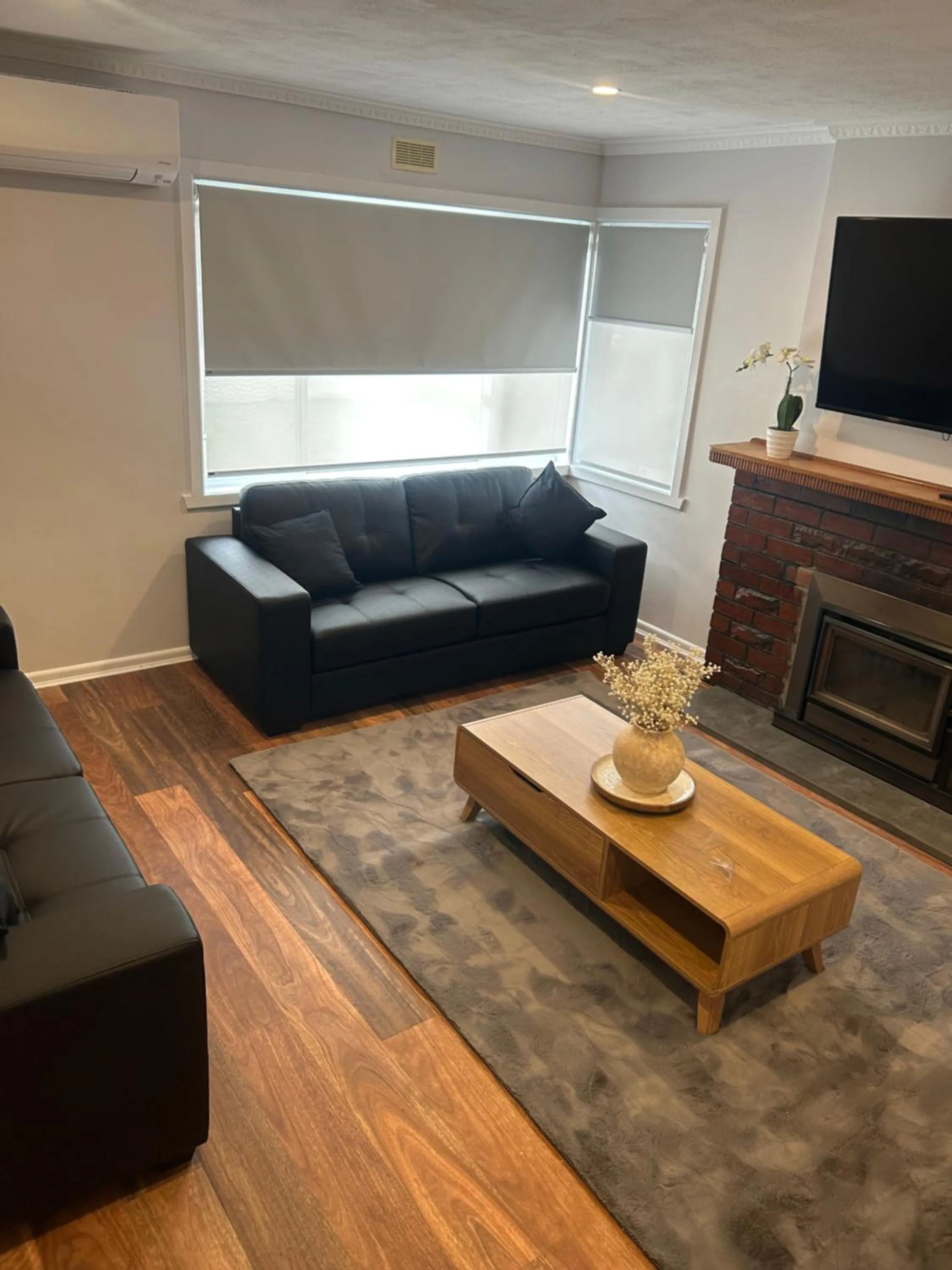 Living room in Waterfront Lodge Motel