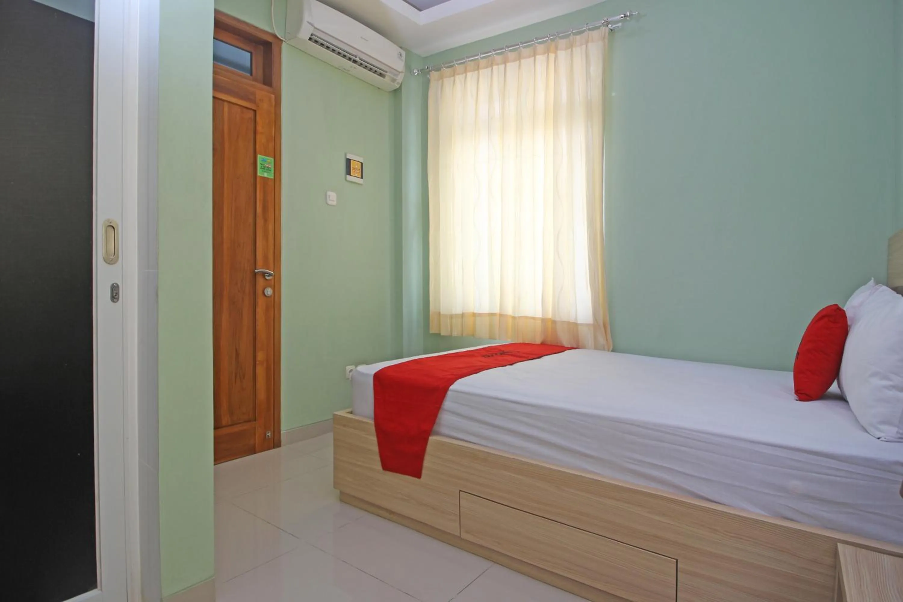 Bedroom, Bed in RedDoorz near Solo Balapan Station