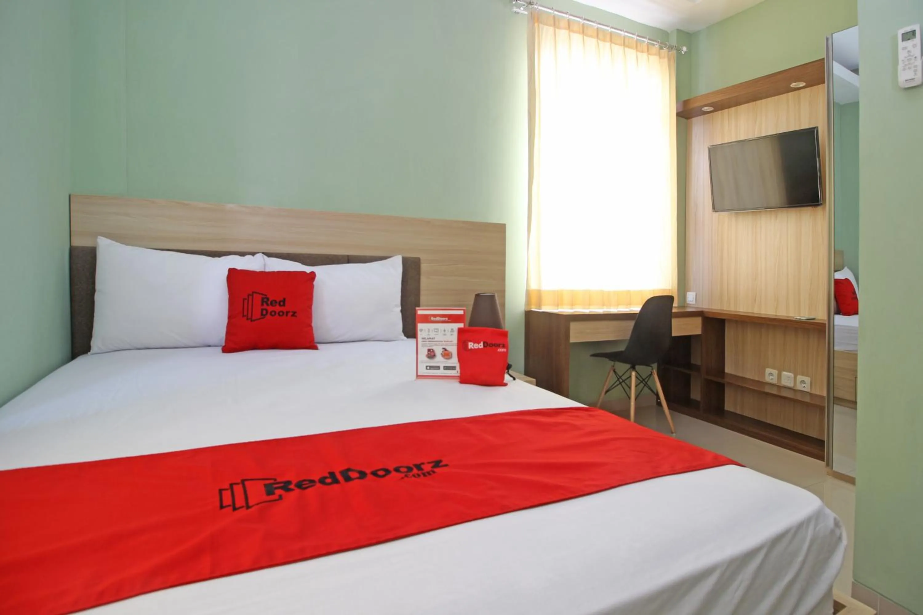 Bedroom, Bed in RedDoorz near Solo Balapan Station