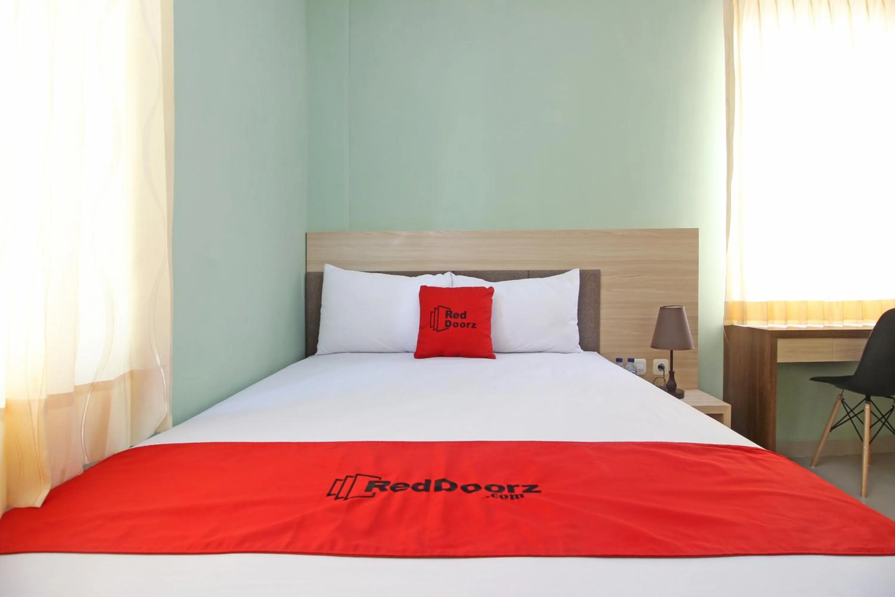Bedroom, Bed in RedDoorz near Solo Balapan Station