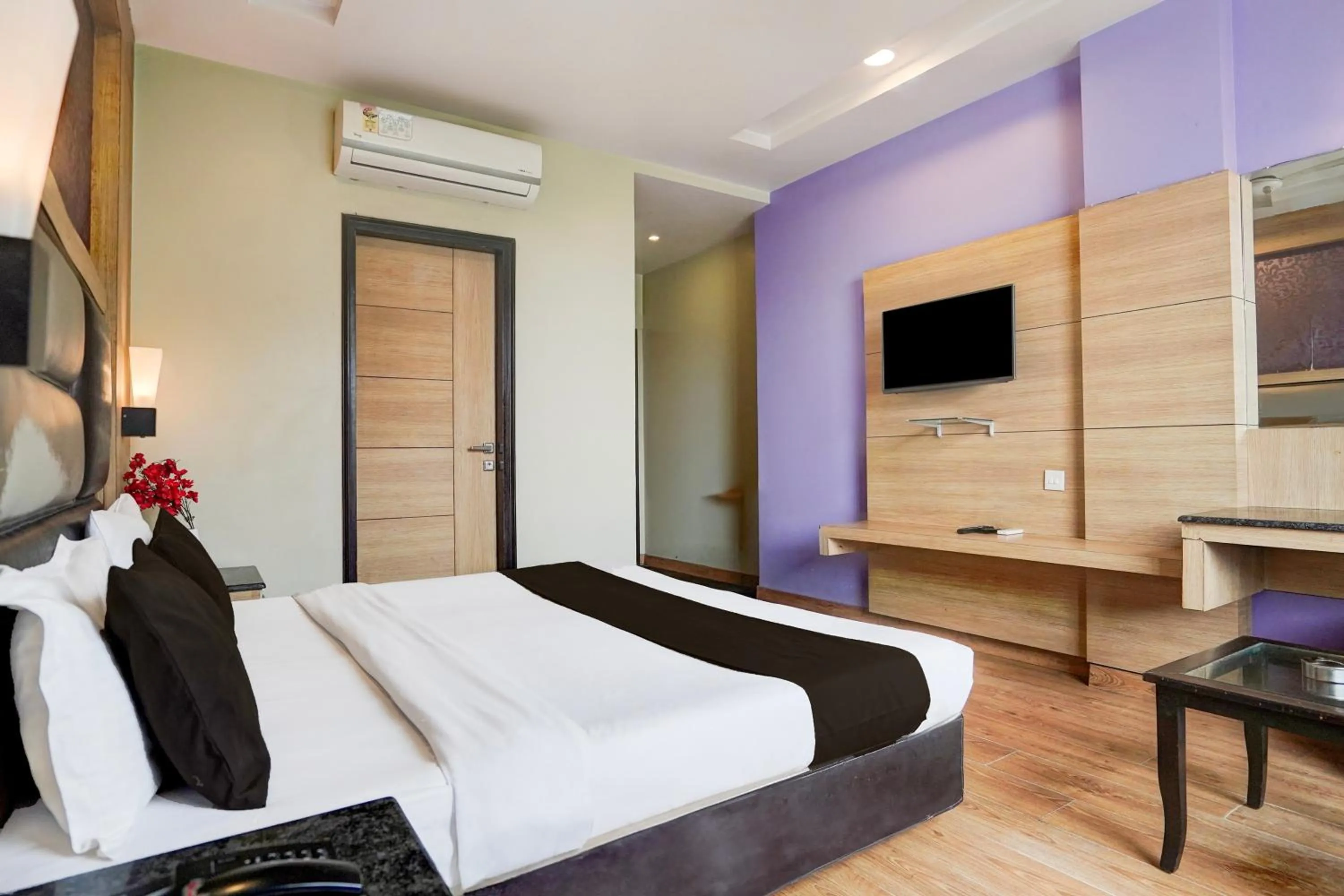 Bedroom, Bed in Super Townhouse Bani Park Formerly Aroma Residency