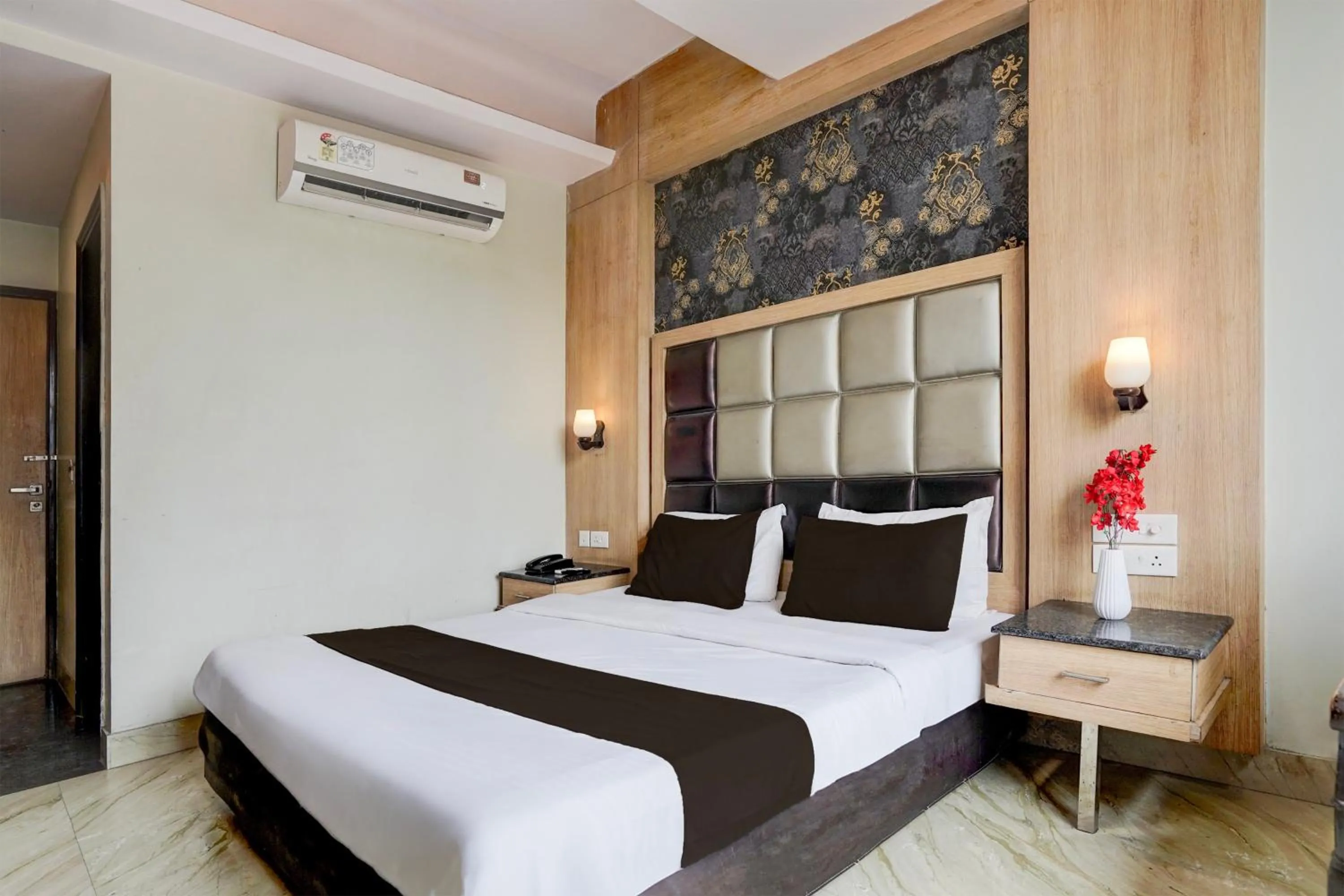 Bedroom, Bed in Super Townhouse Bani Park Formerly Aroma Residency