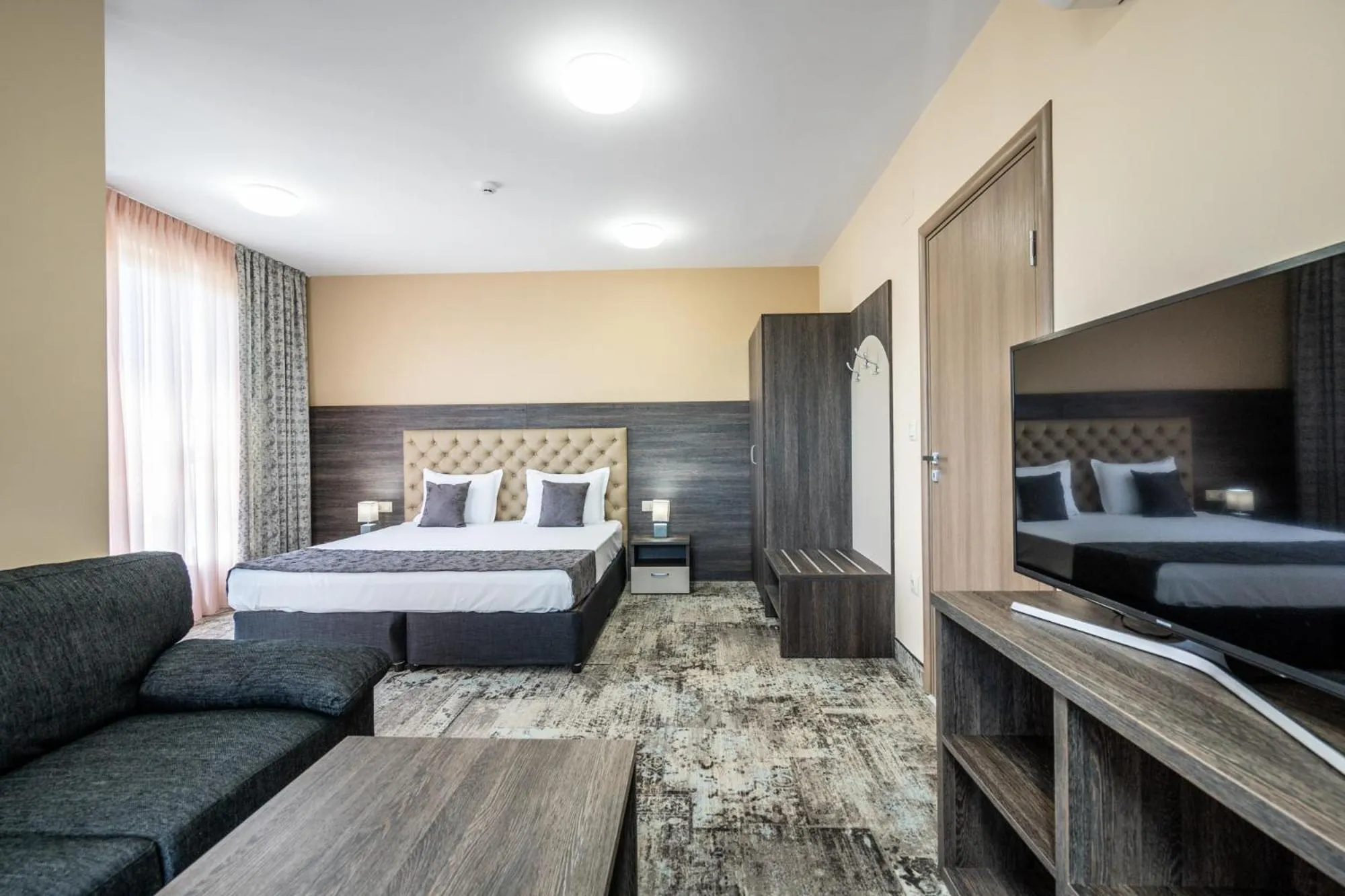 Bedroom, Bed in Plaza Hotel Plovdiv - Free Parking