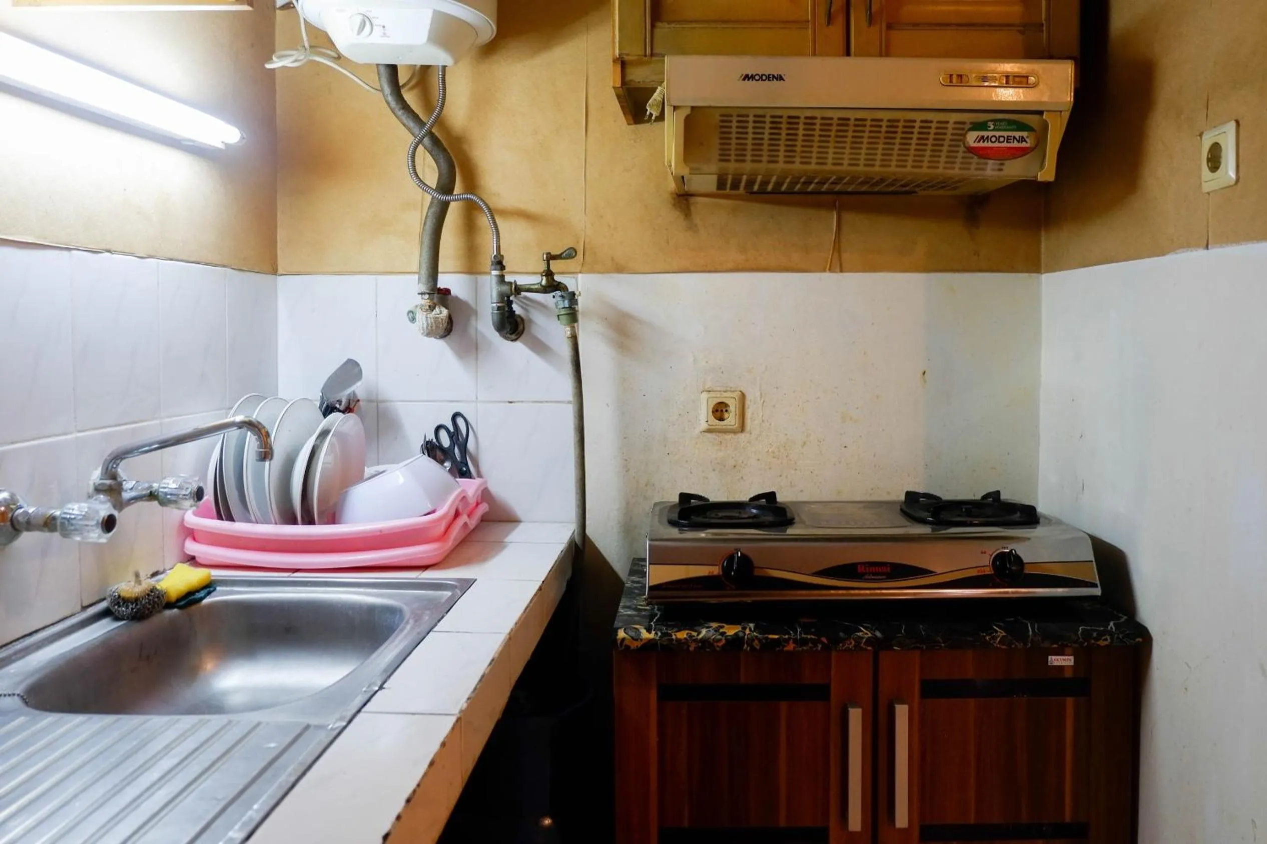 Spacious 1BR Apartment at Taman Beverly By Travelio