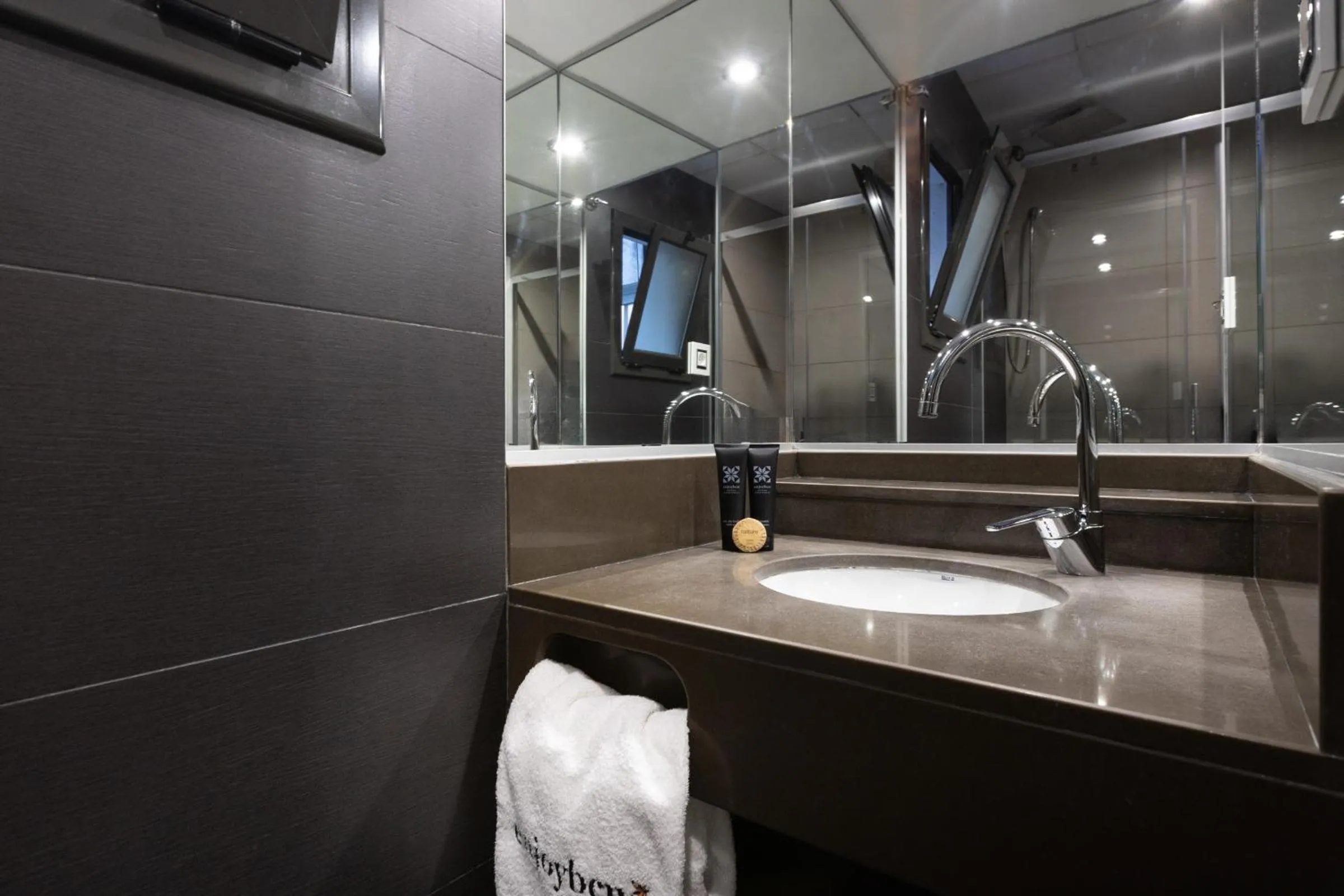 Enjoybcn Gaudi Apartments