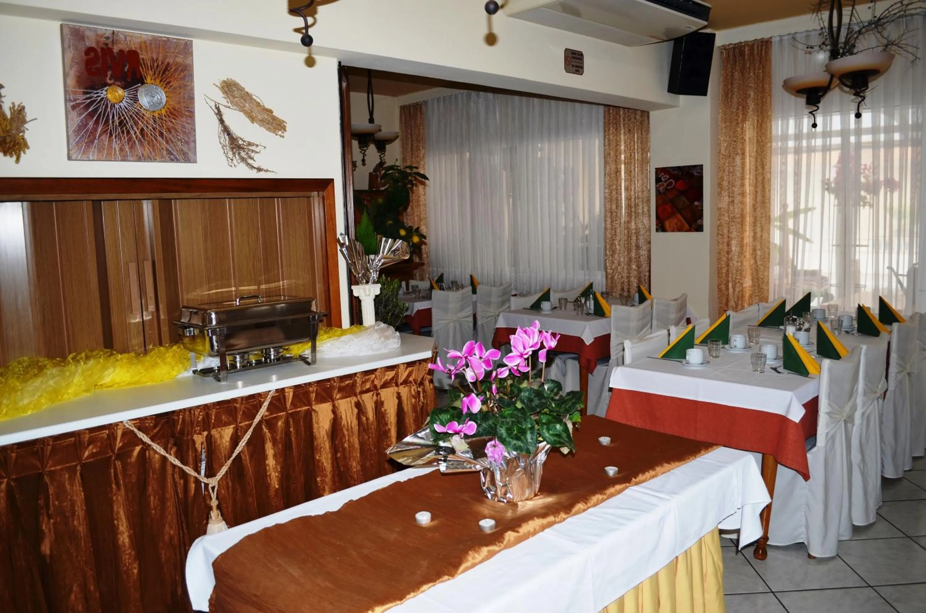 Restaurant/places to eat in Hotel Europe Inn