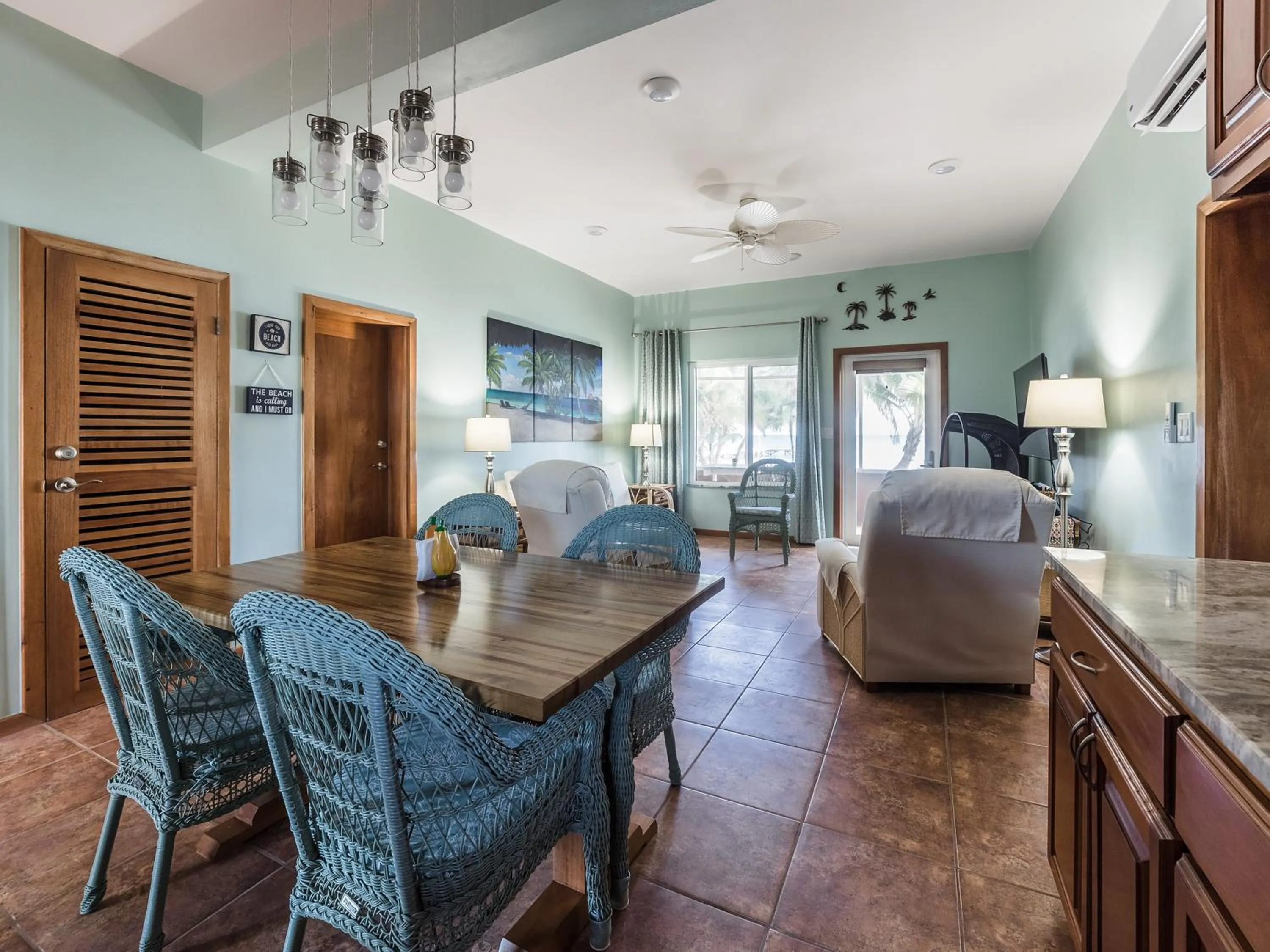 Dining area in Sapphire Beach Resort