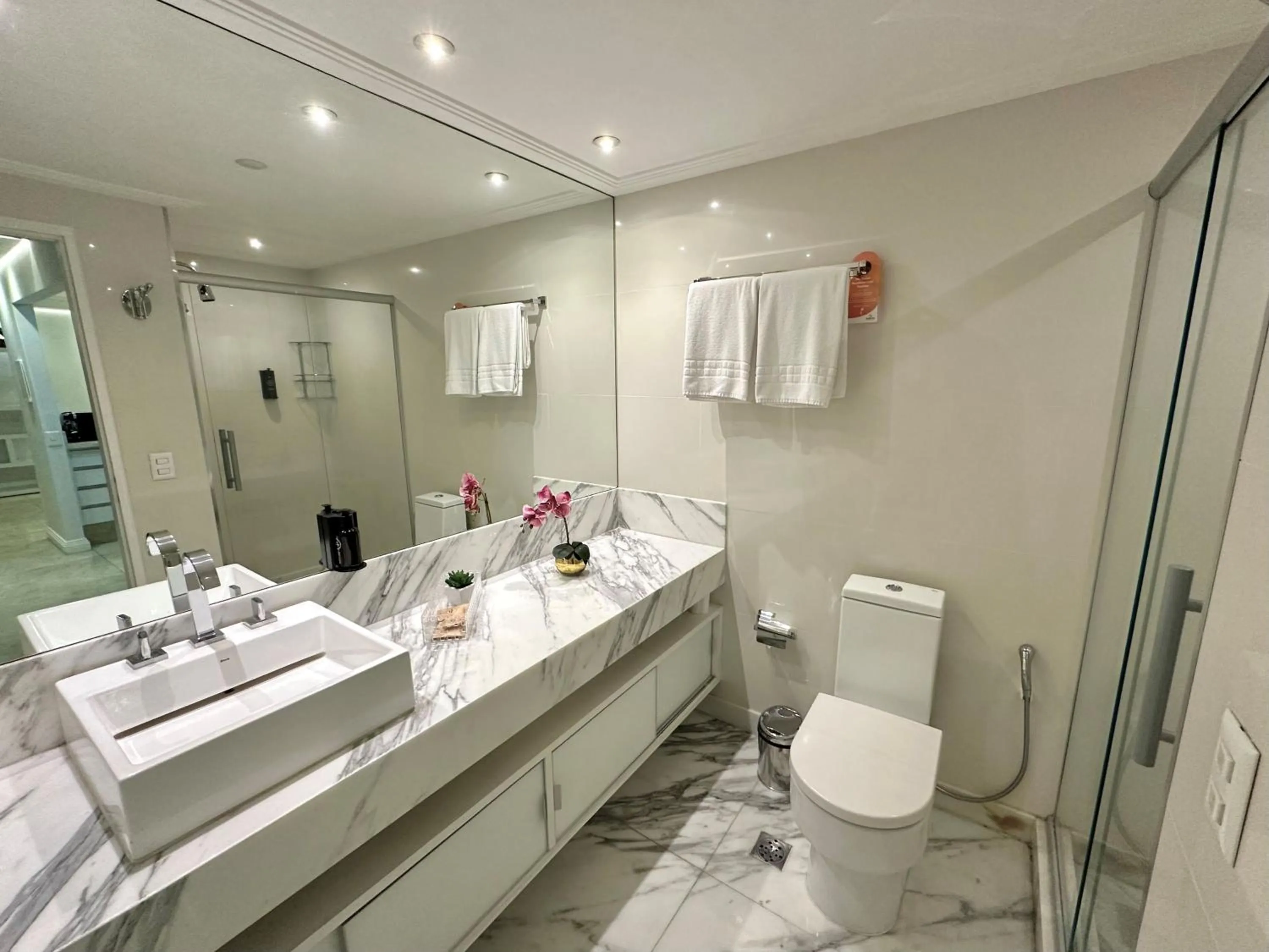 Shower in Travel Inn Flats Jardins