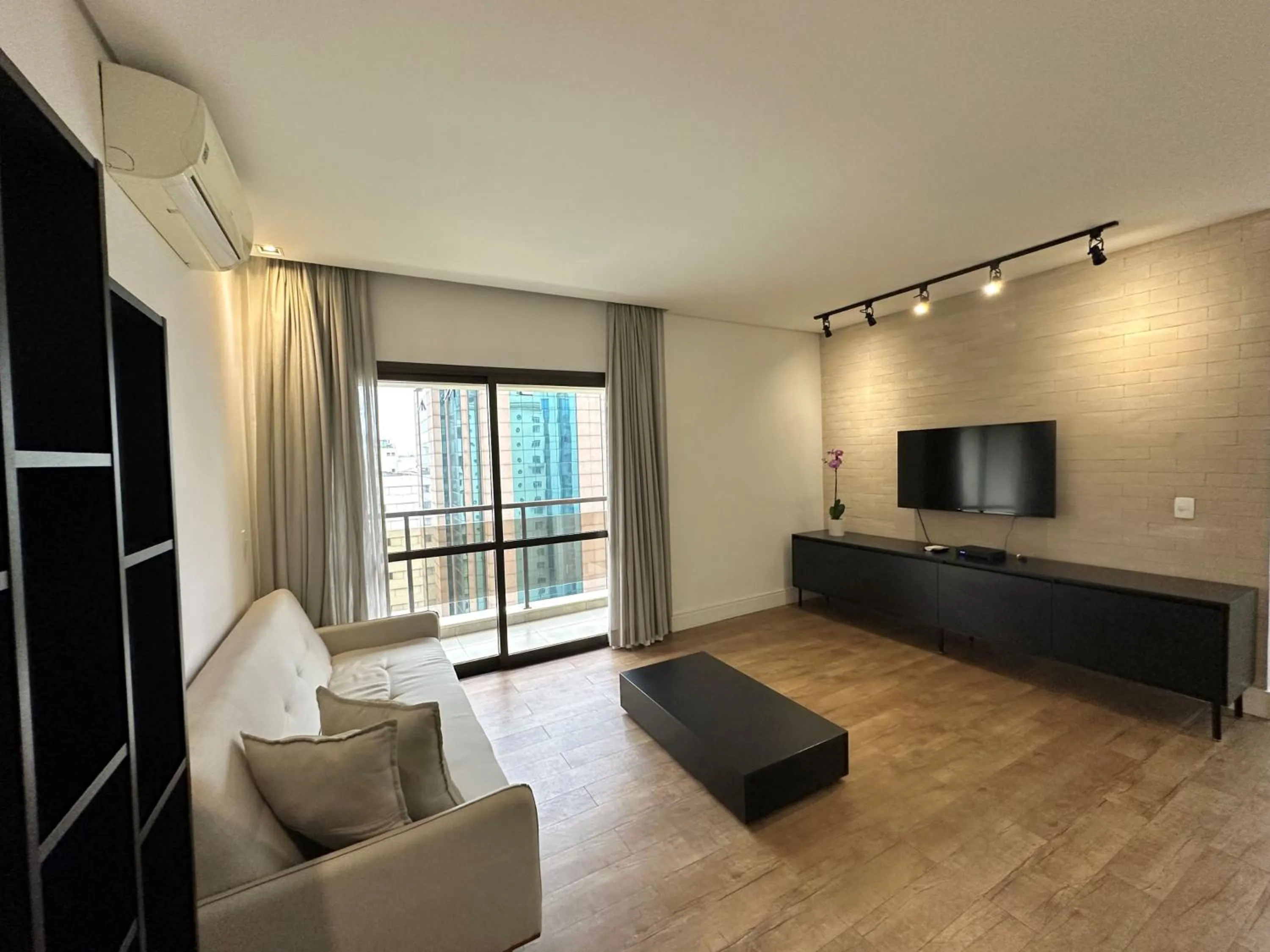 Communal lounge/ TV room in Travel Inn Flats Jardins