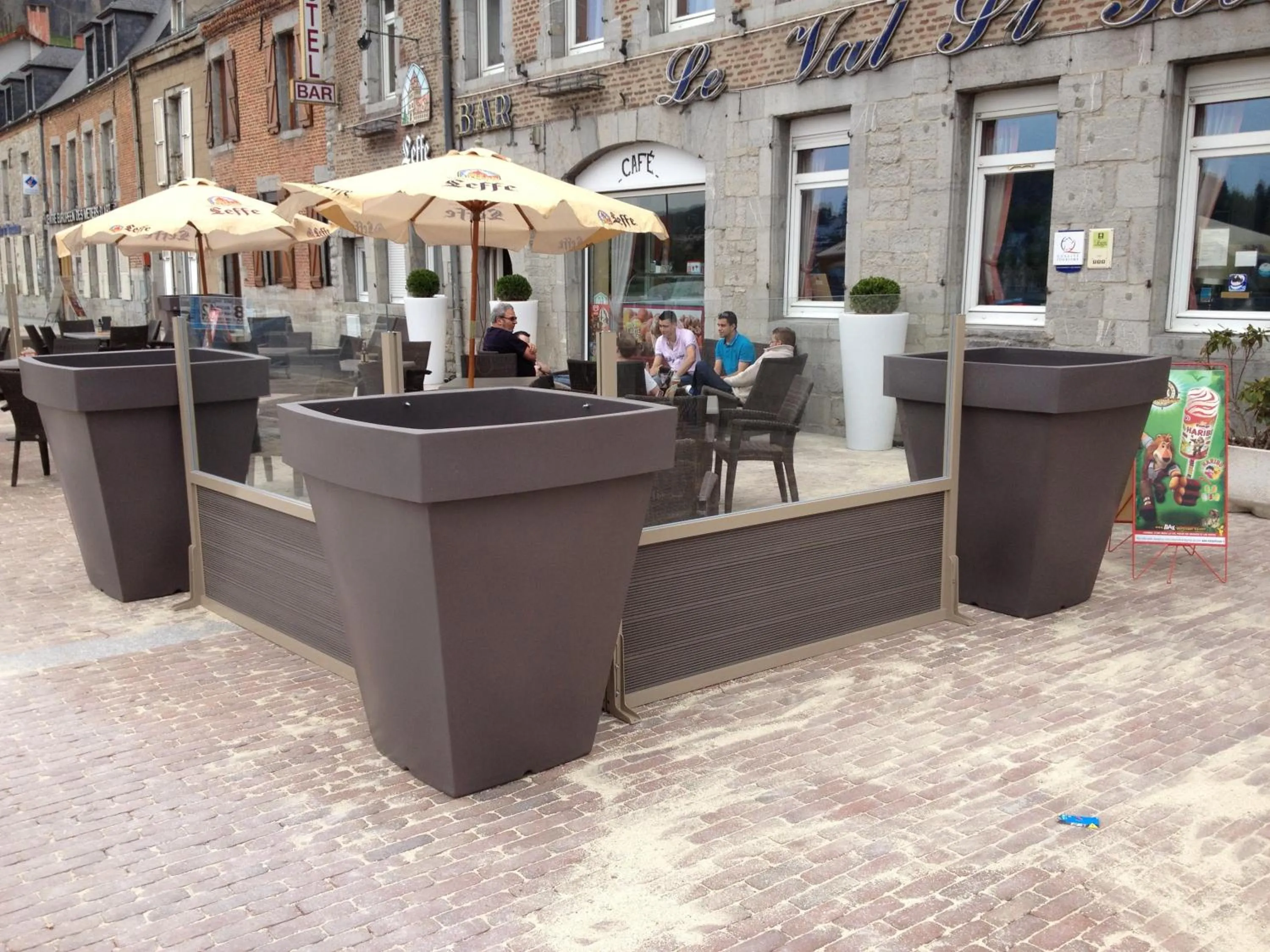 Patio in Hotel Val Saint Hilaire