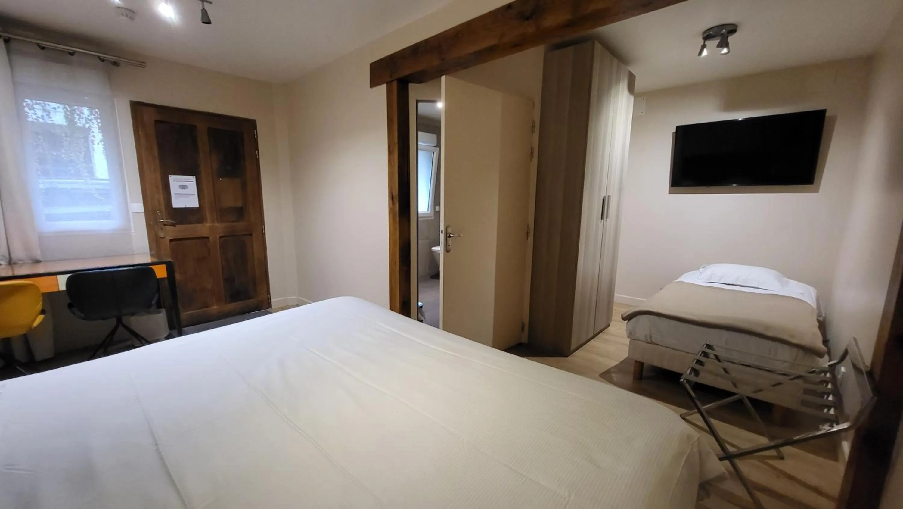 Bed in Hotel de Normandie