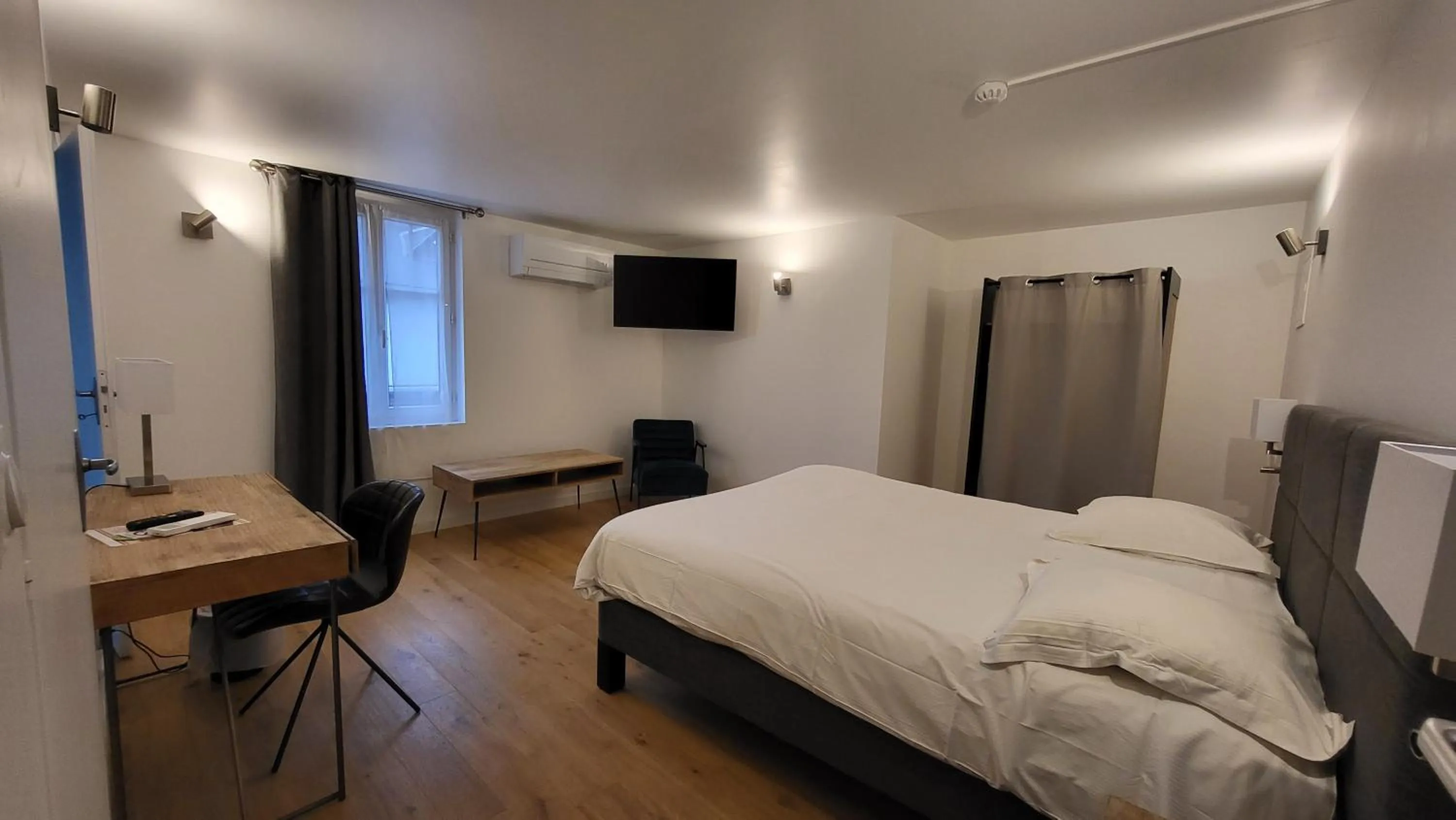 Bed in Hotel de Normandie