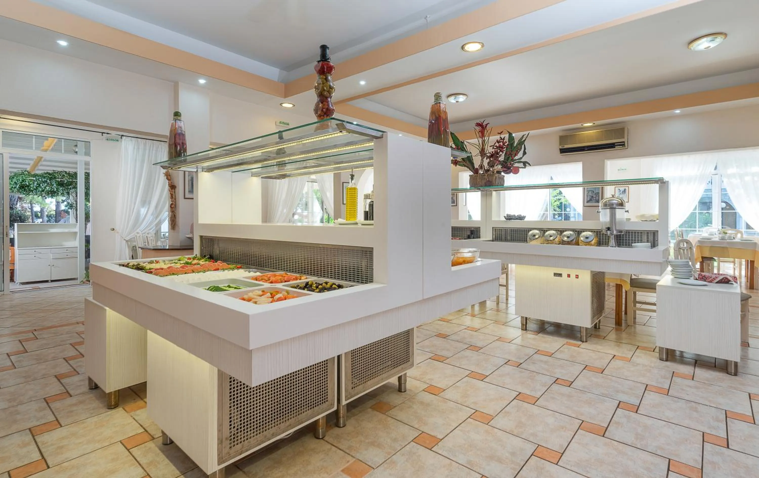 Restaurant/places to eat in Porfi Beach Hotel