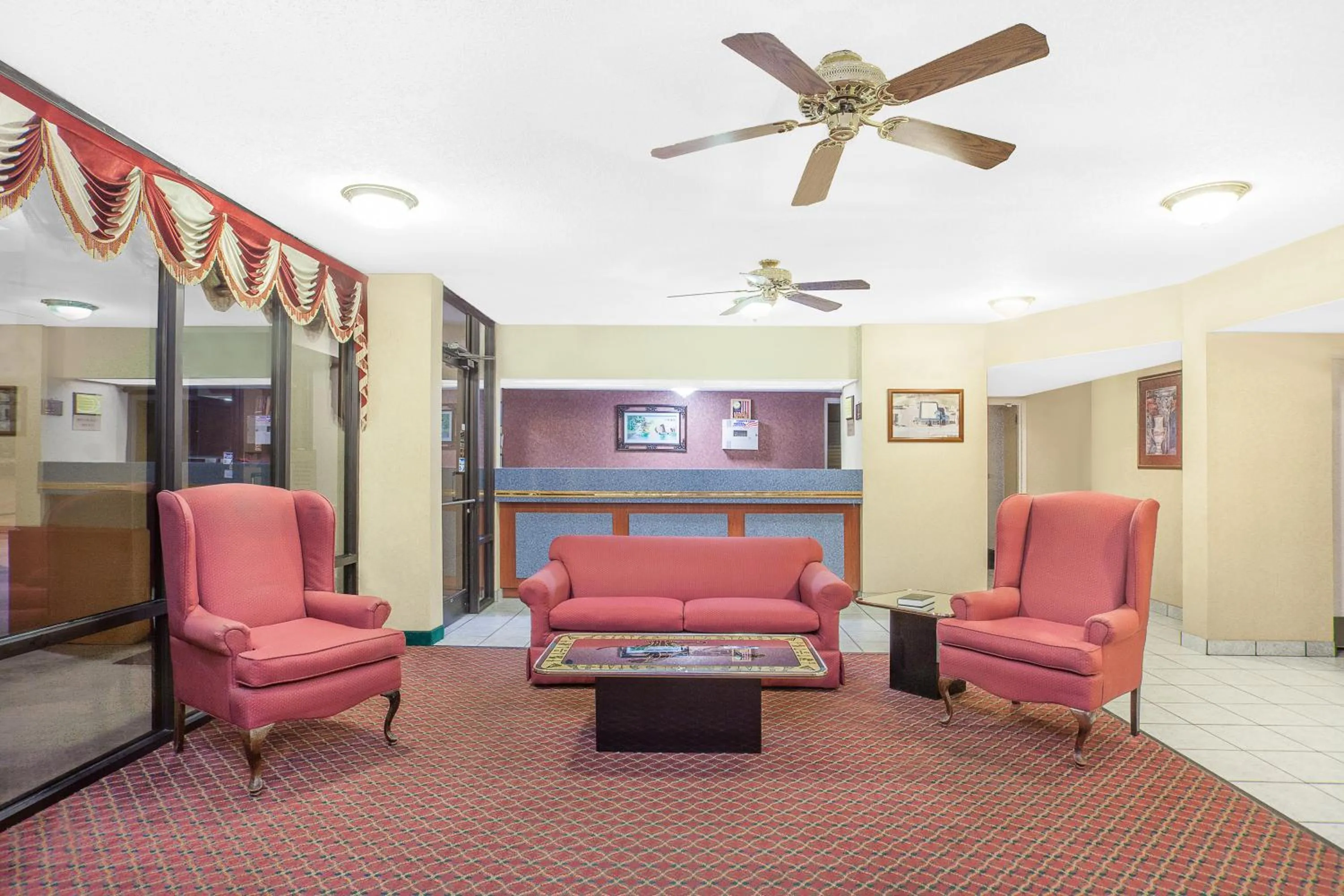 Lobby or reception in Super 8 by Wyndham Bulls Gap Greeneville Area