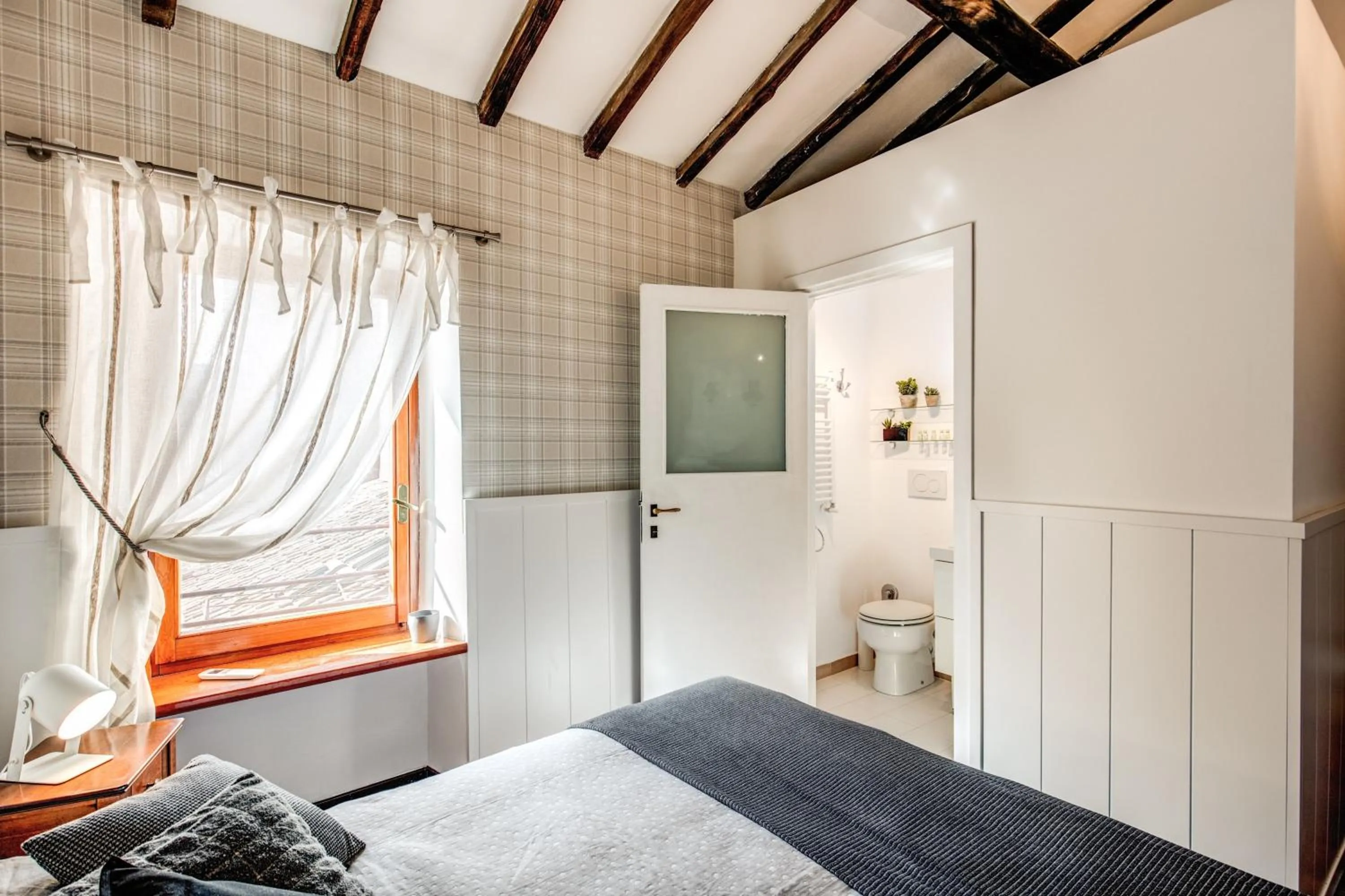 Bathroom, Bed in Colosseo Miracle Suite