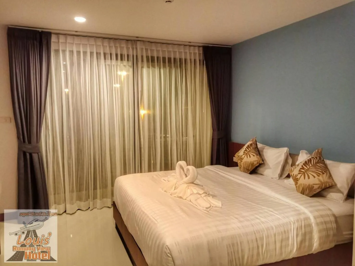 Bed in Louis' Runway View Hotel - SHA Extra Plus