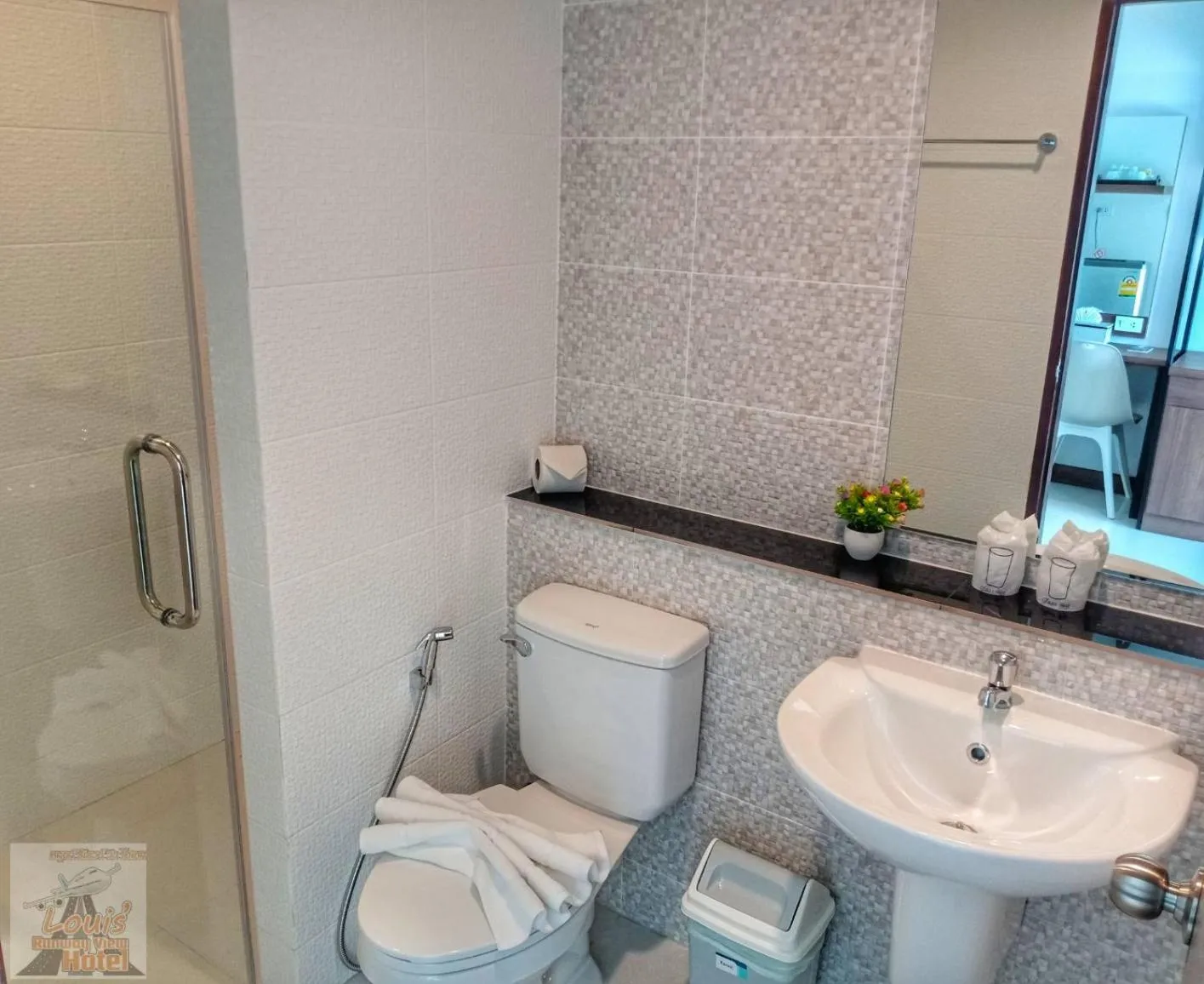 Toilet in Louis' Runway View Hotel - SHA Extra Plus