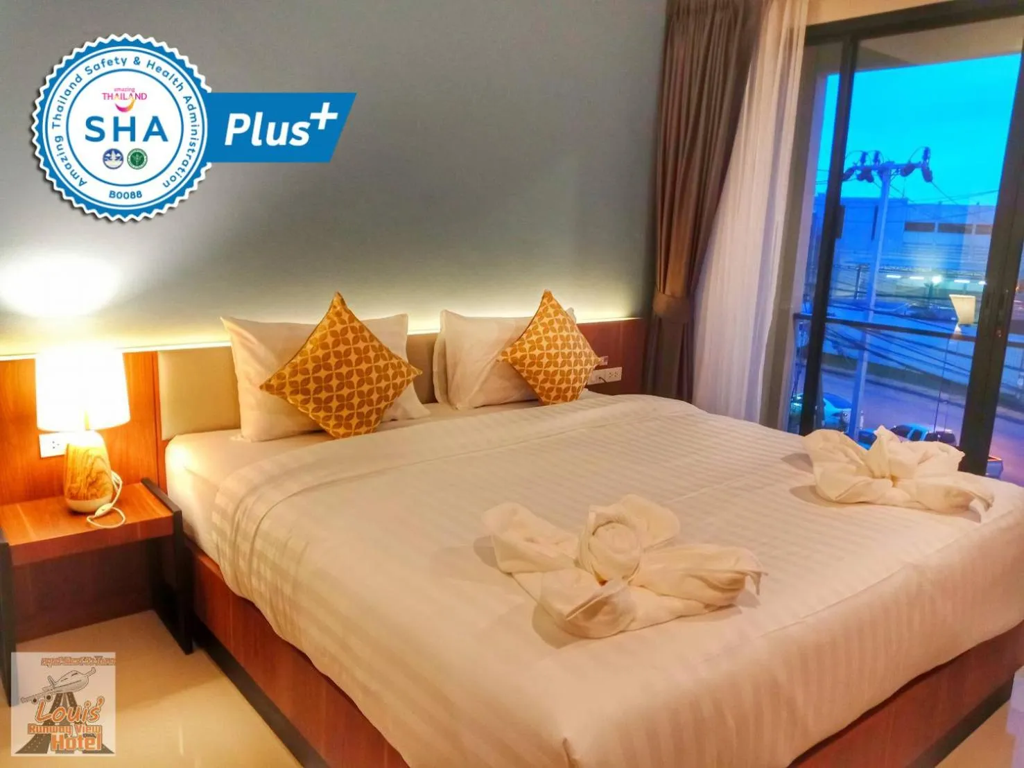 Bed in Louis' Runway View Hotel - SHA Extra Plus