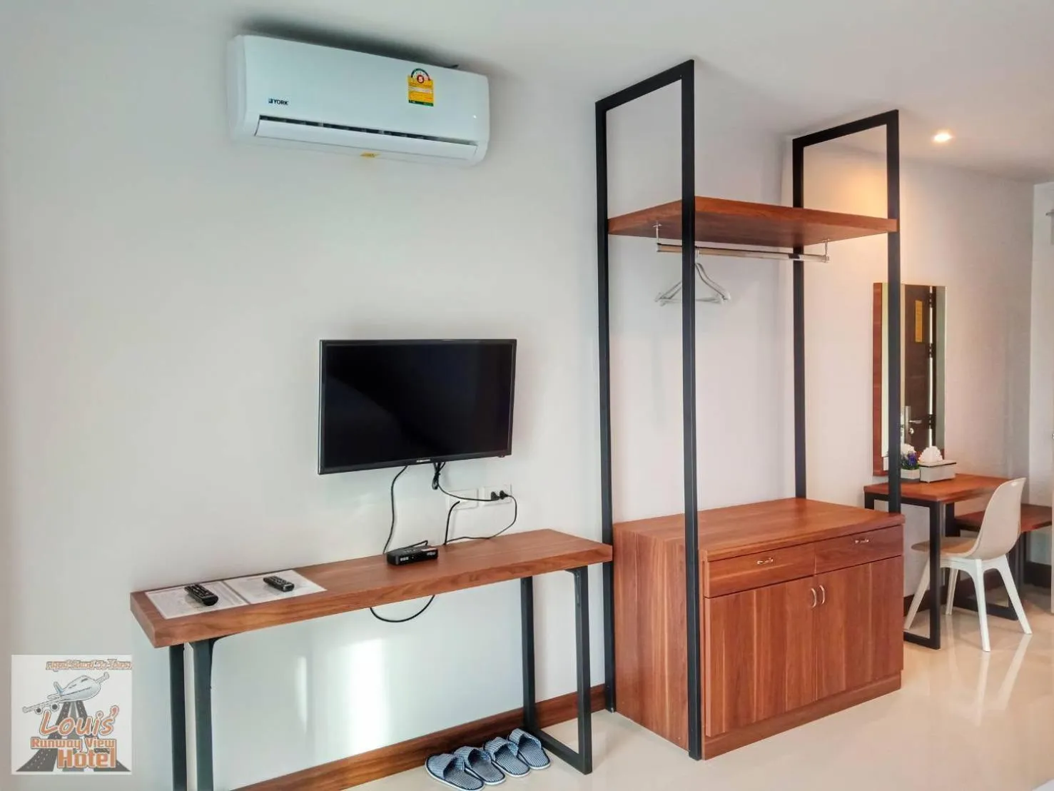 TV and multimedia in Louis' Runway View Hotel - SHA Extra Plus