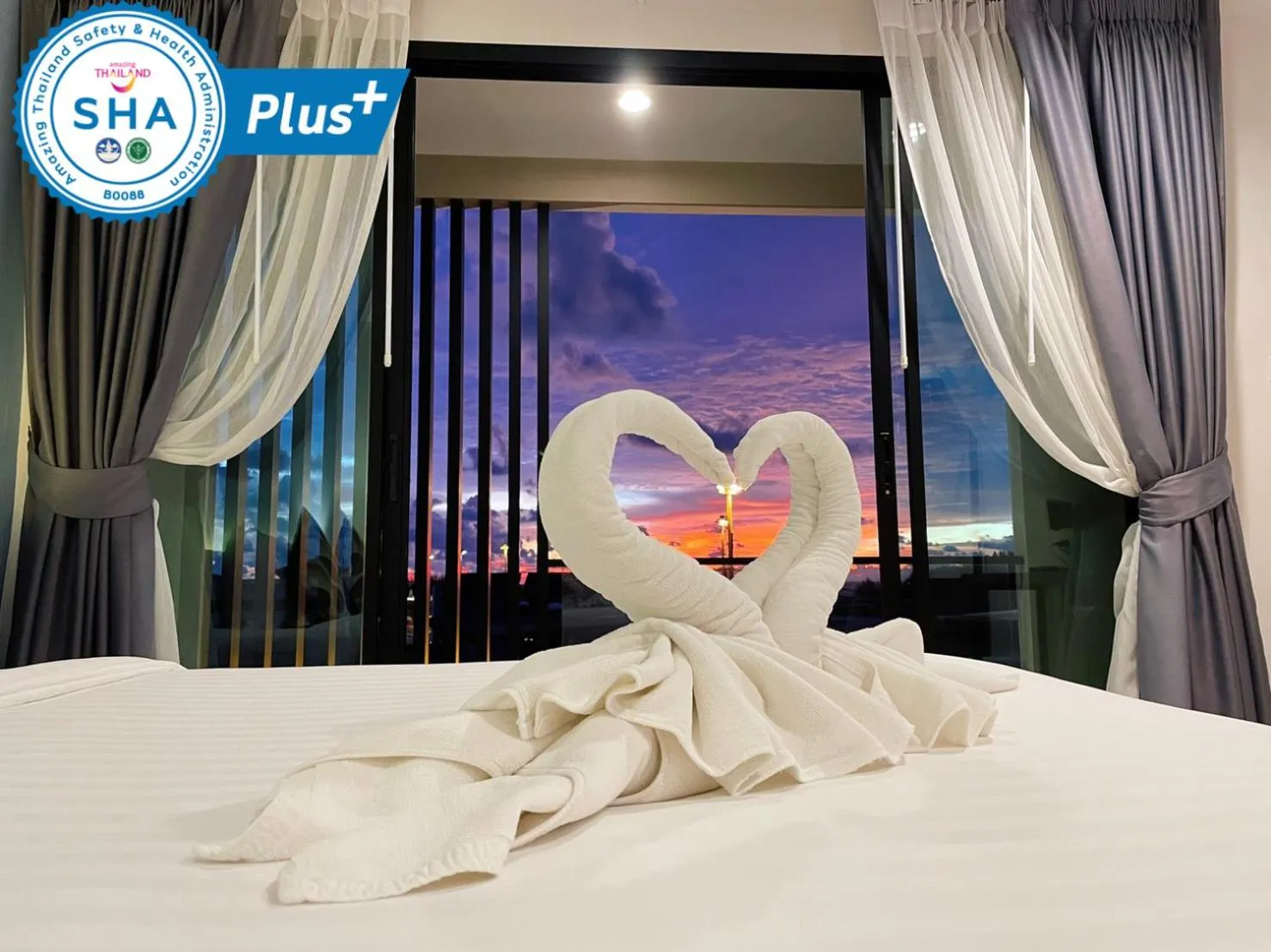 Bed in Louis' Runway View Hotel - SHA Extra Plus