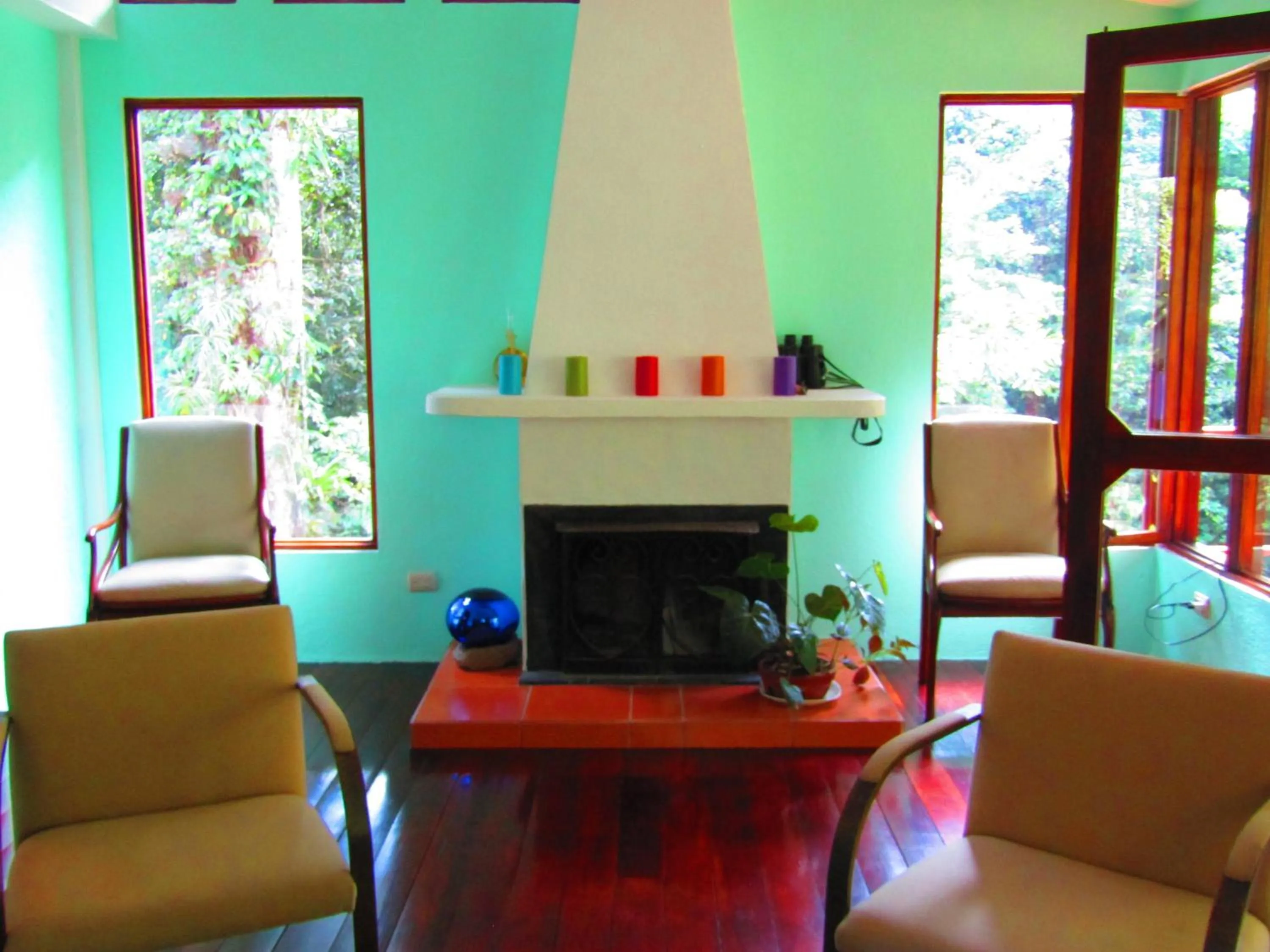 Communal lounge/ TV room in Agua Inn