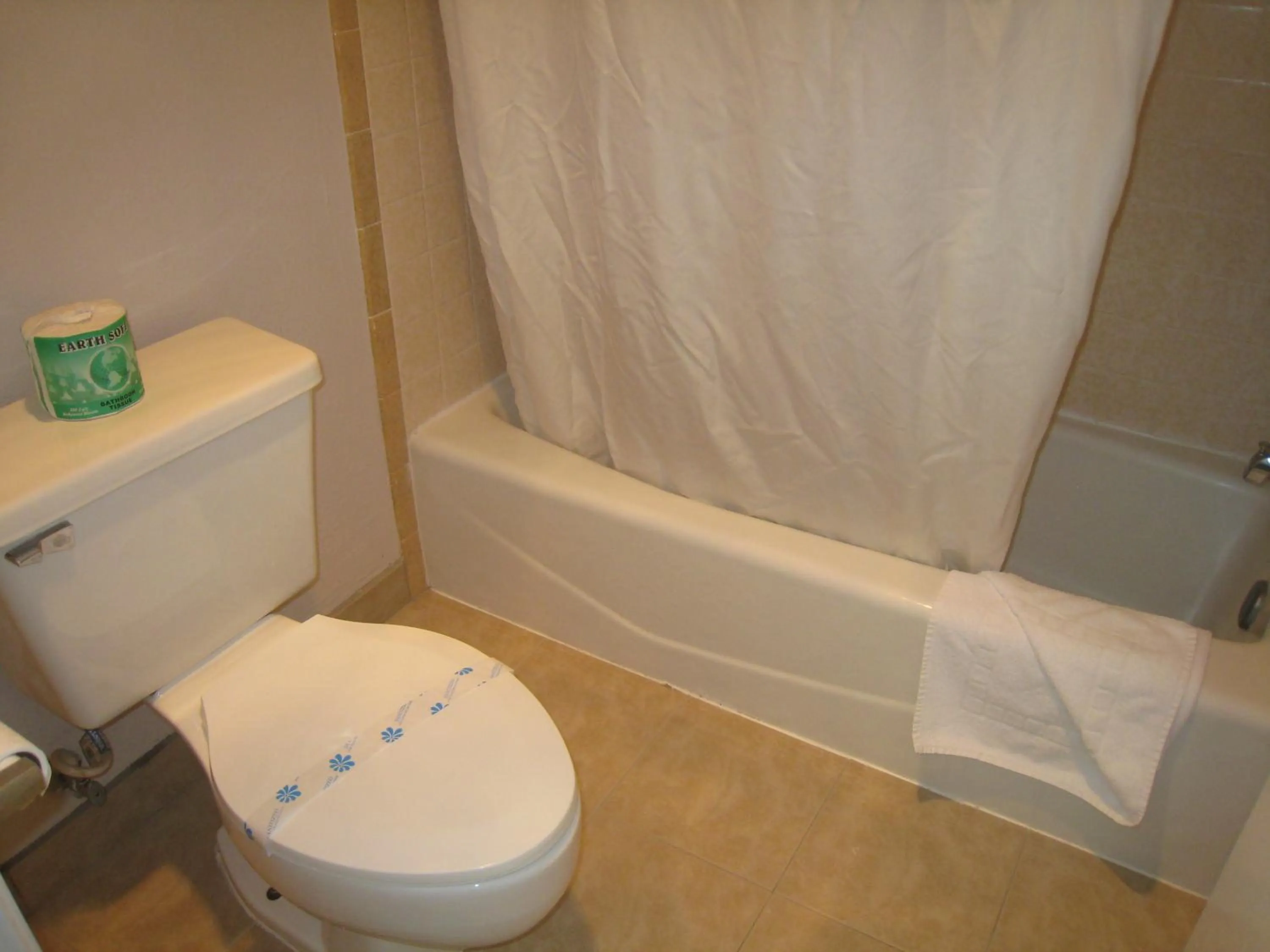 Bathroom in Motel 8 Maricopa