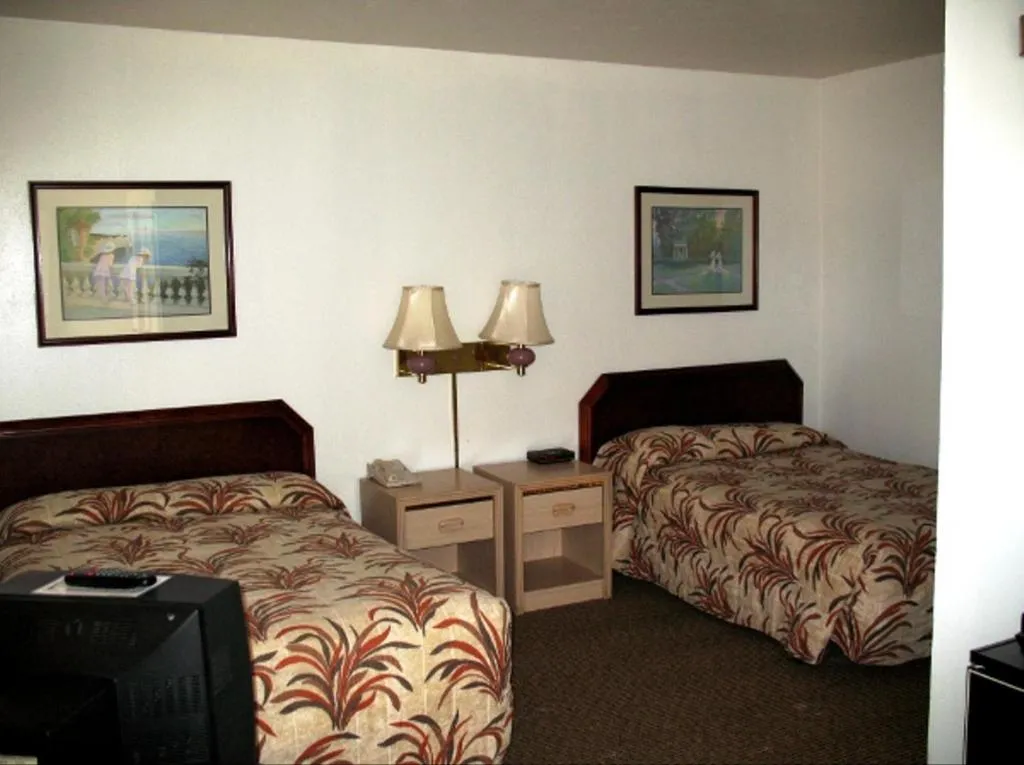 Photo of the whole room, Bed in Golden West Motel