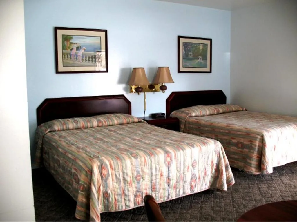 Photo of the whole room, Bed in Golden West Motel