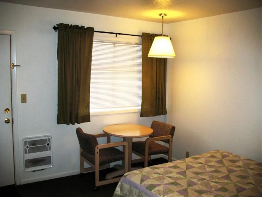 Seating area, Bed in Golden West Motel