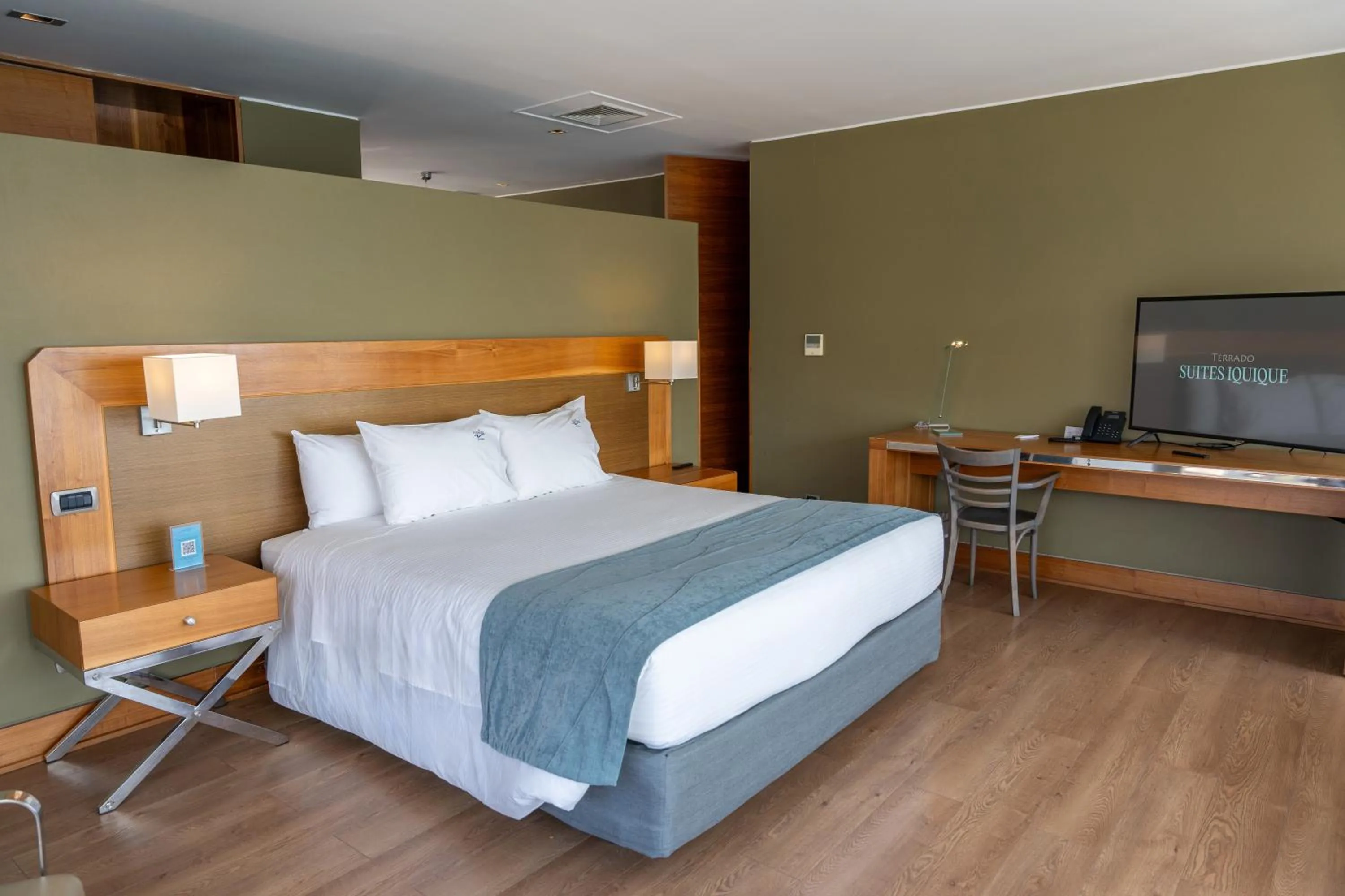 Photo of the whole room, Bed in Terrado Suites Iquique