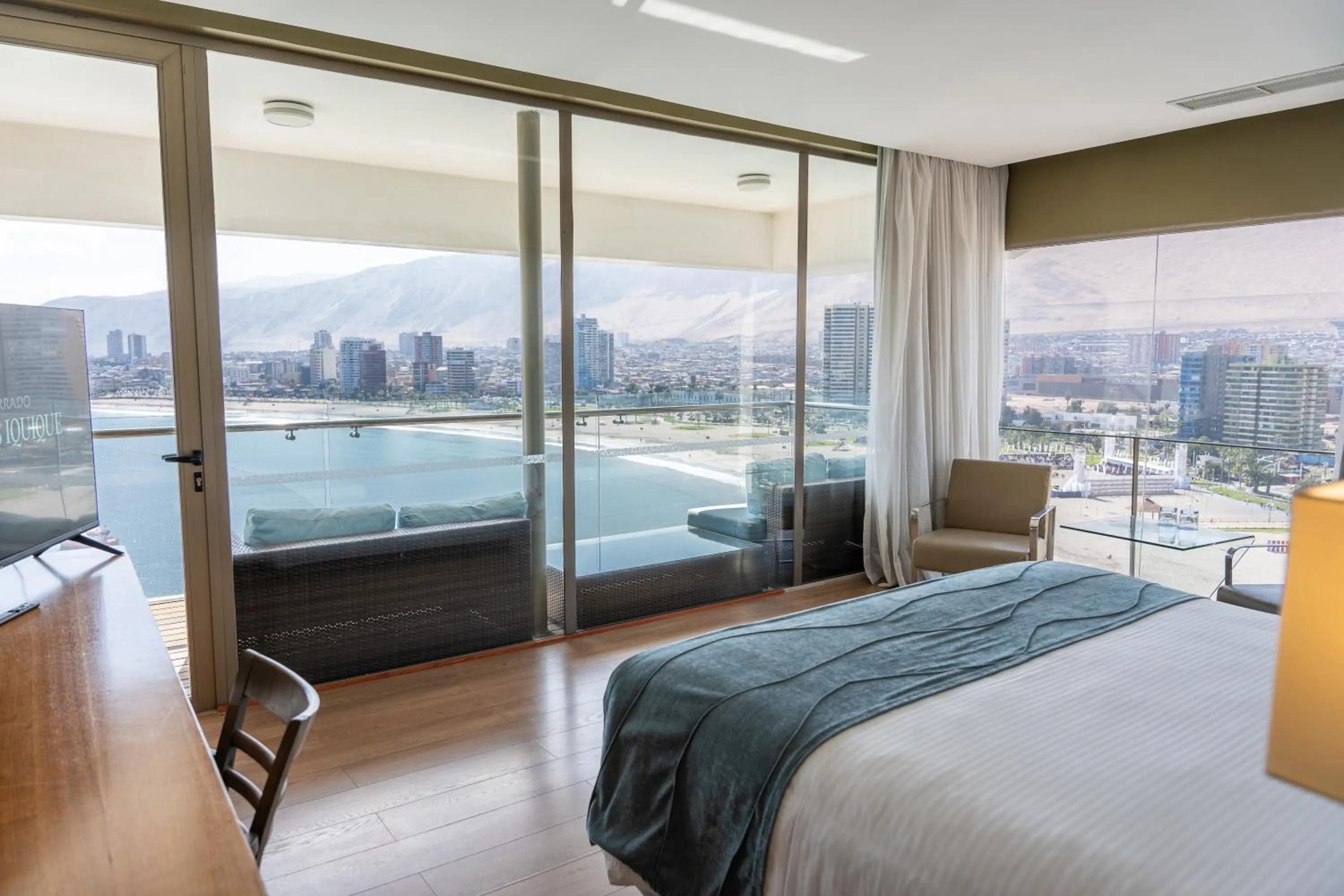 Photo of the whole room, Bed in Terrado Suites Iquique