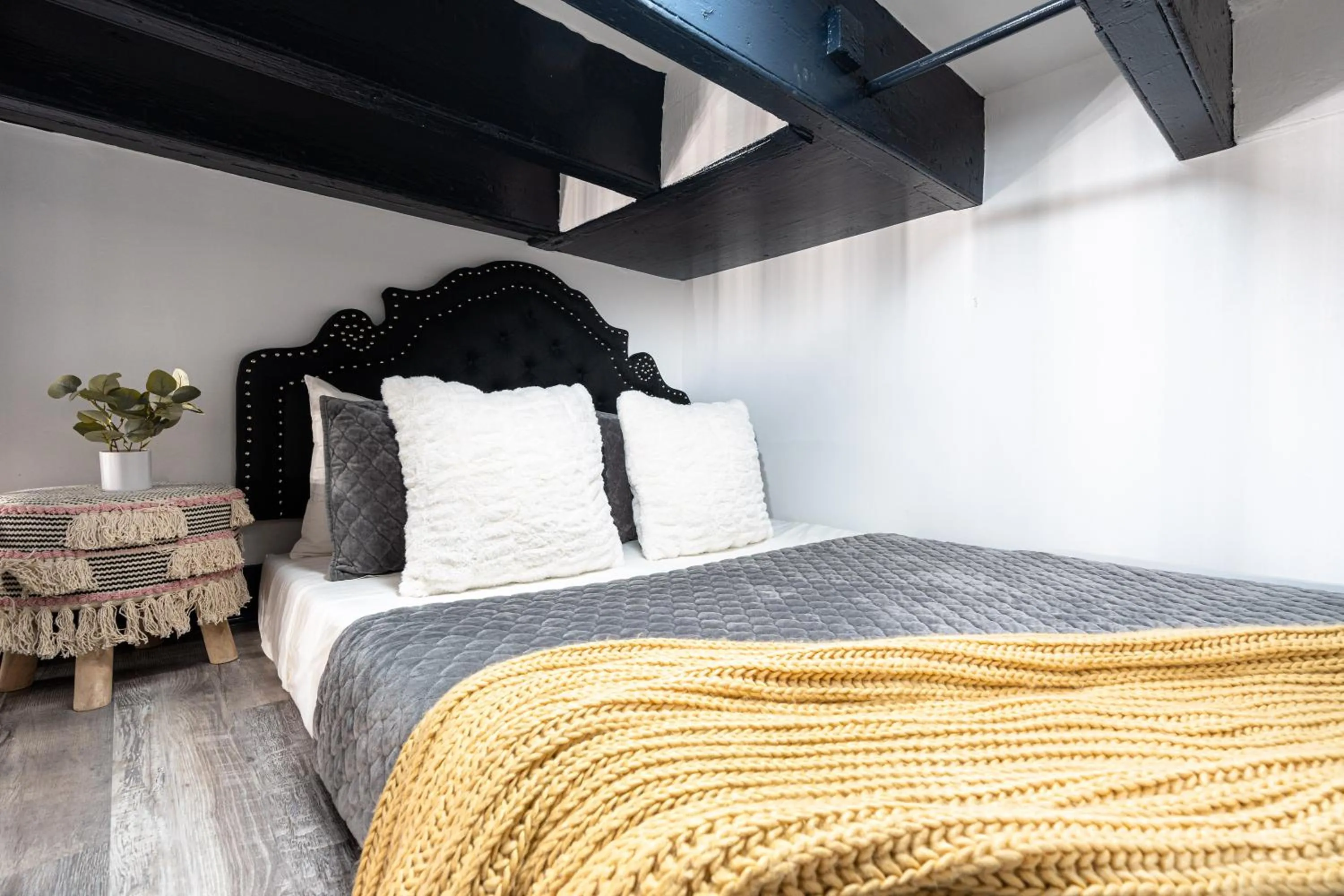 Bed in Saint Philip Residence