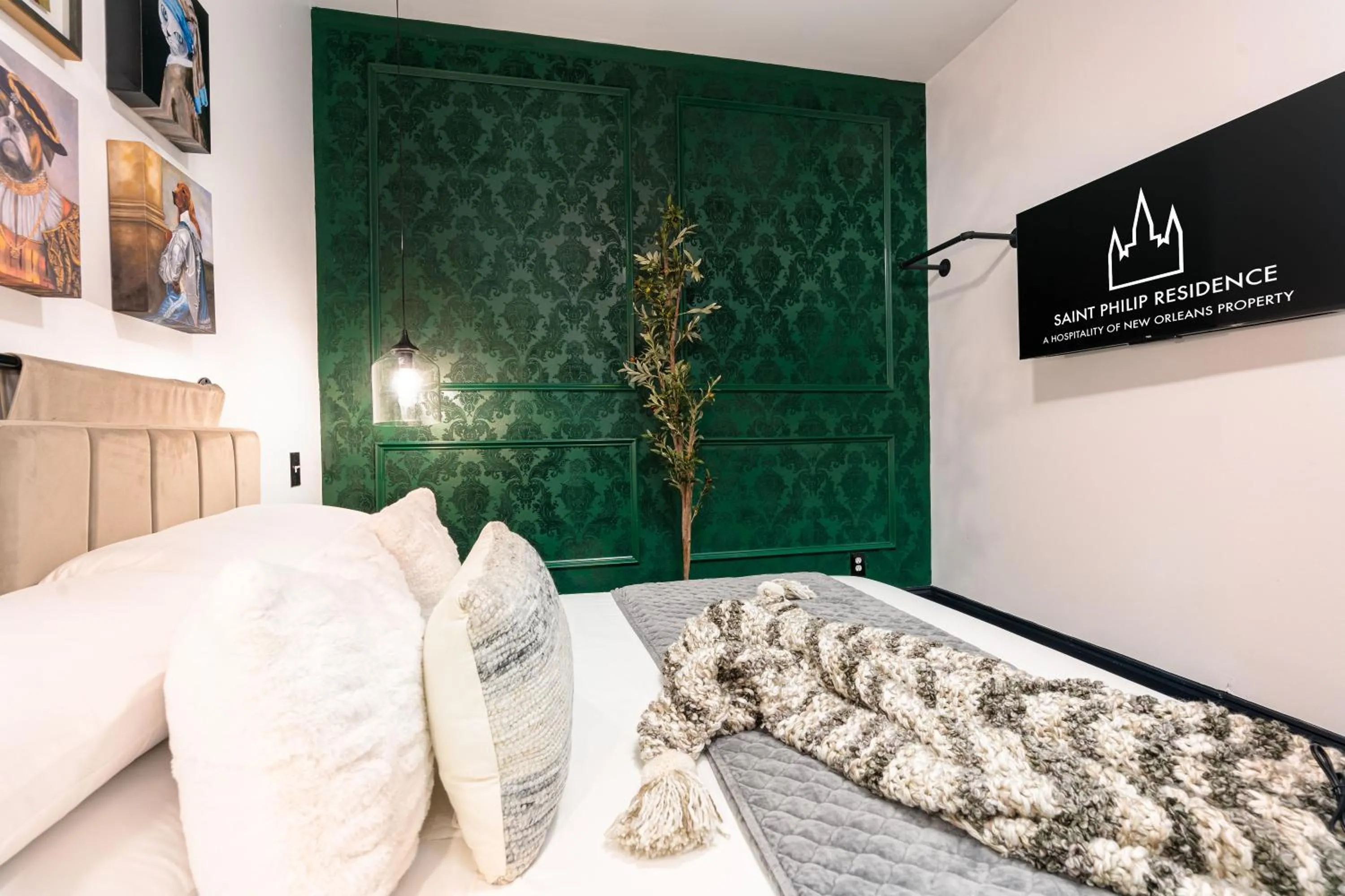 Bed in Saint Philip Residence