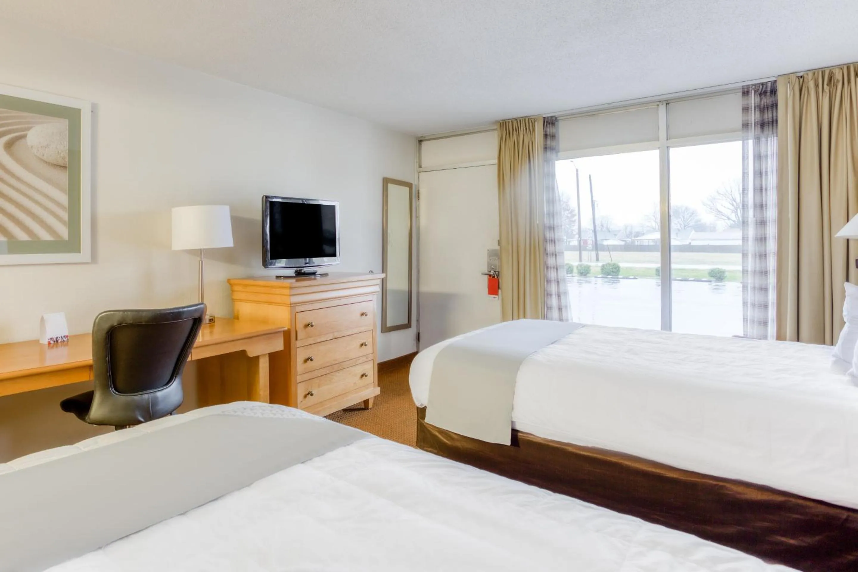 Bedroom in OYO Townhouse Owensboro West