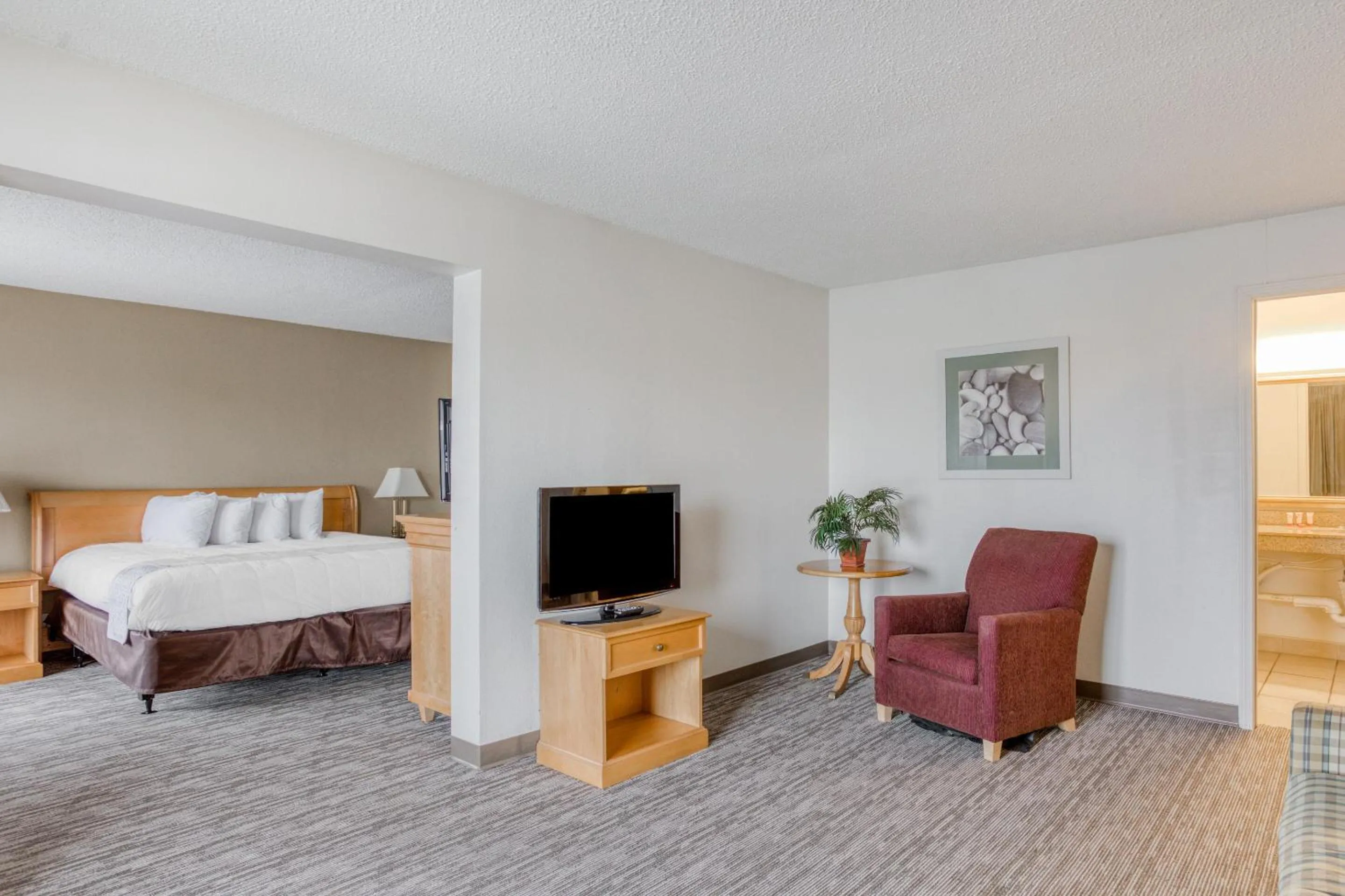 Bedroom in OYO Townhouse Owensboro West