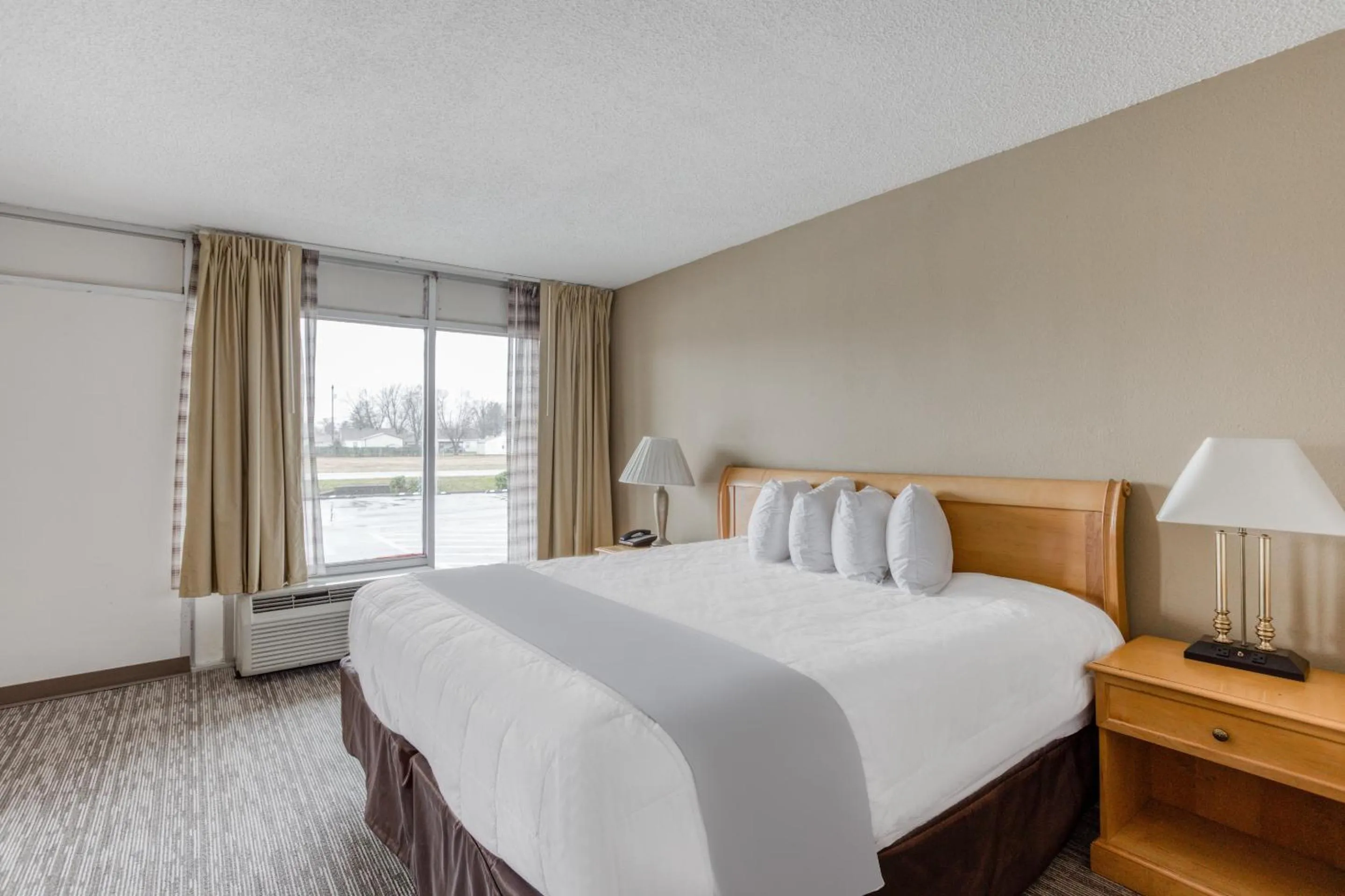 Bedroom in OYO Townhouse Owensboro West