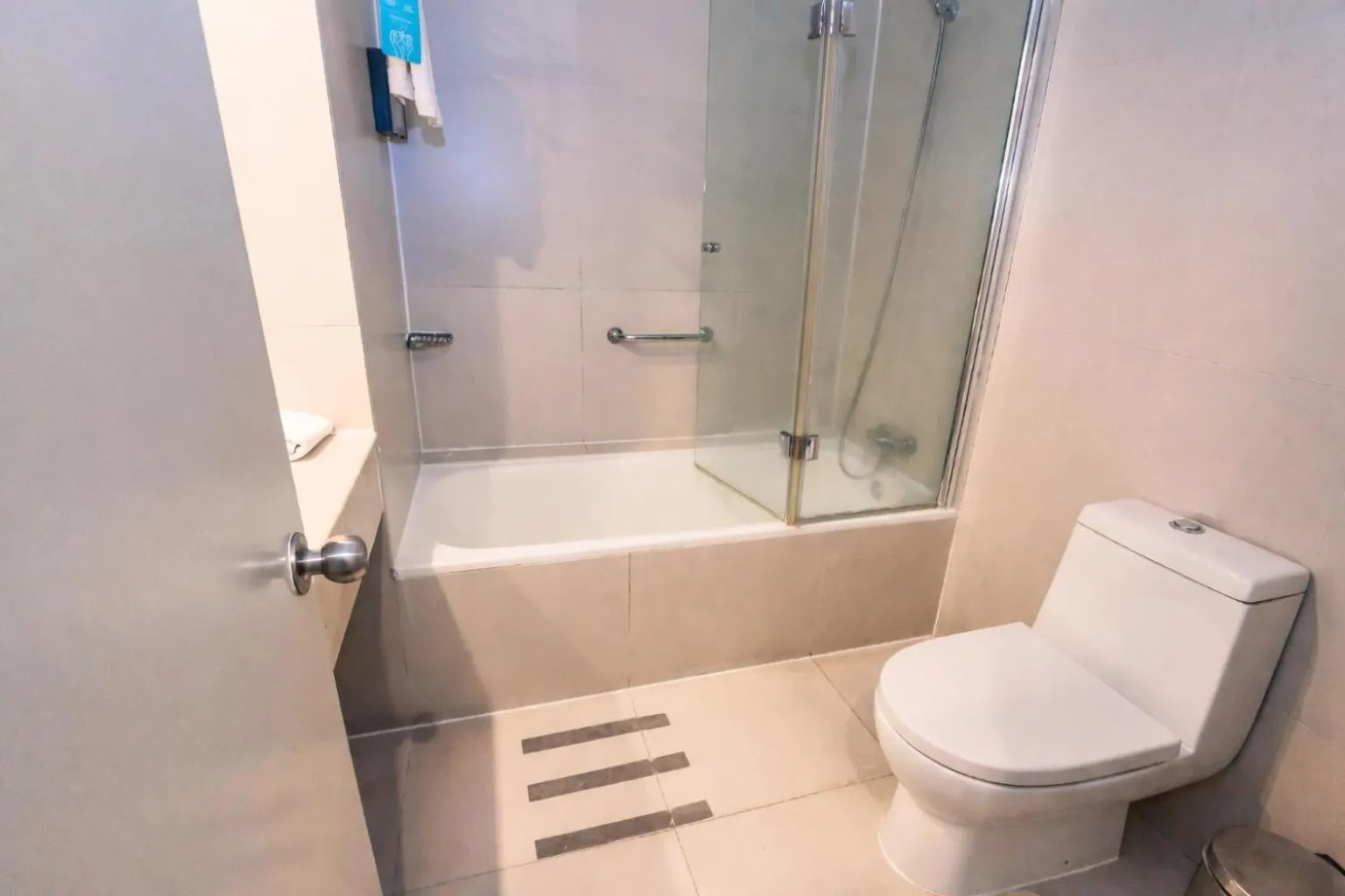 Shower in Studio 56 Apart Hotel by Terrado Iquique