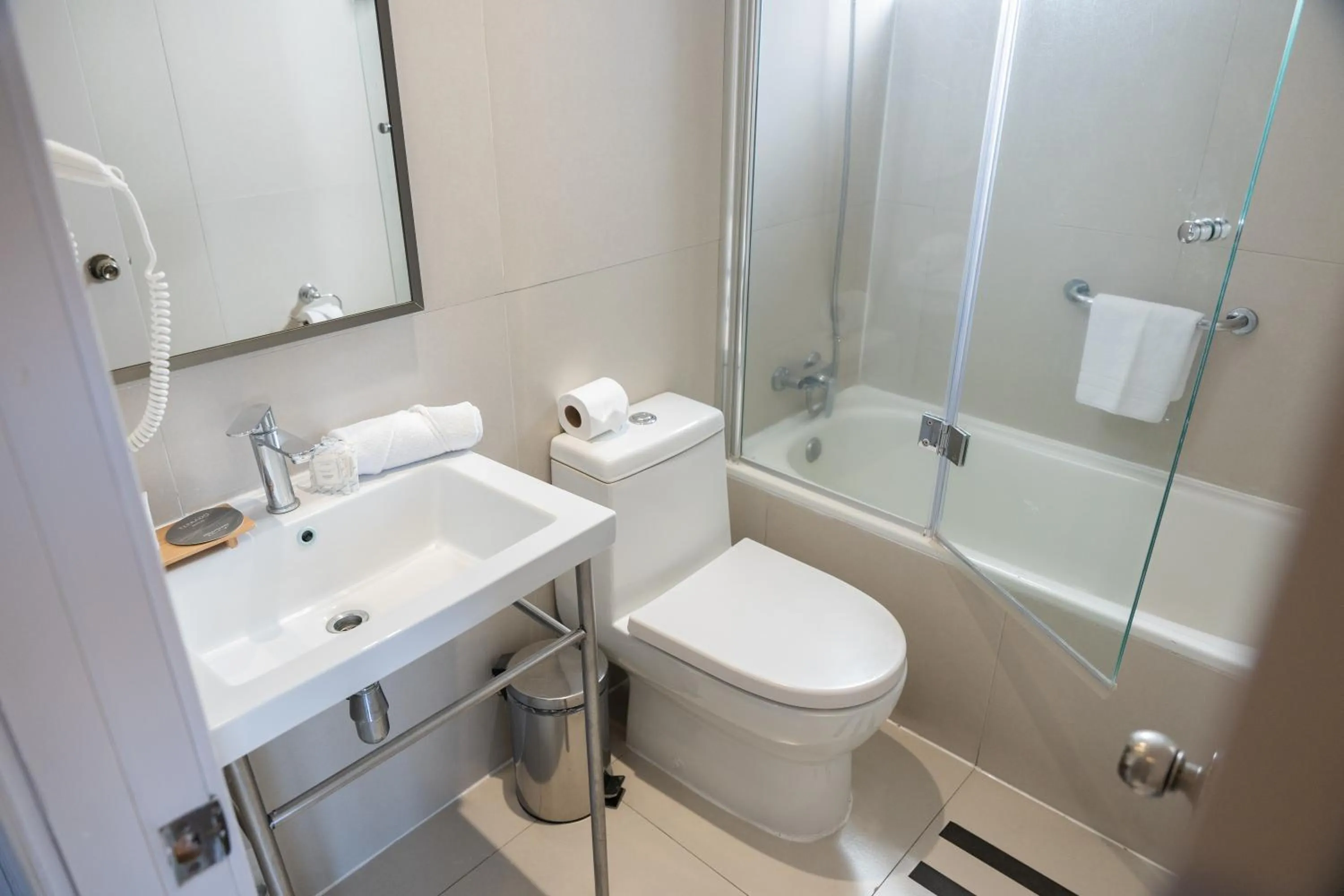 Toilet in Studio 56 Apart Hotel by Terrado Iquique