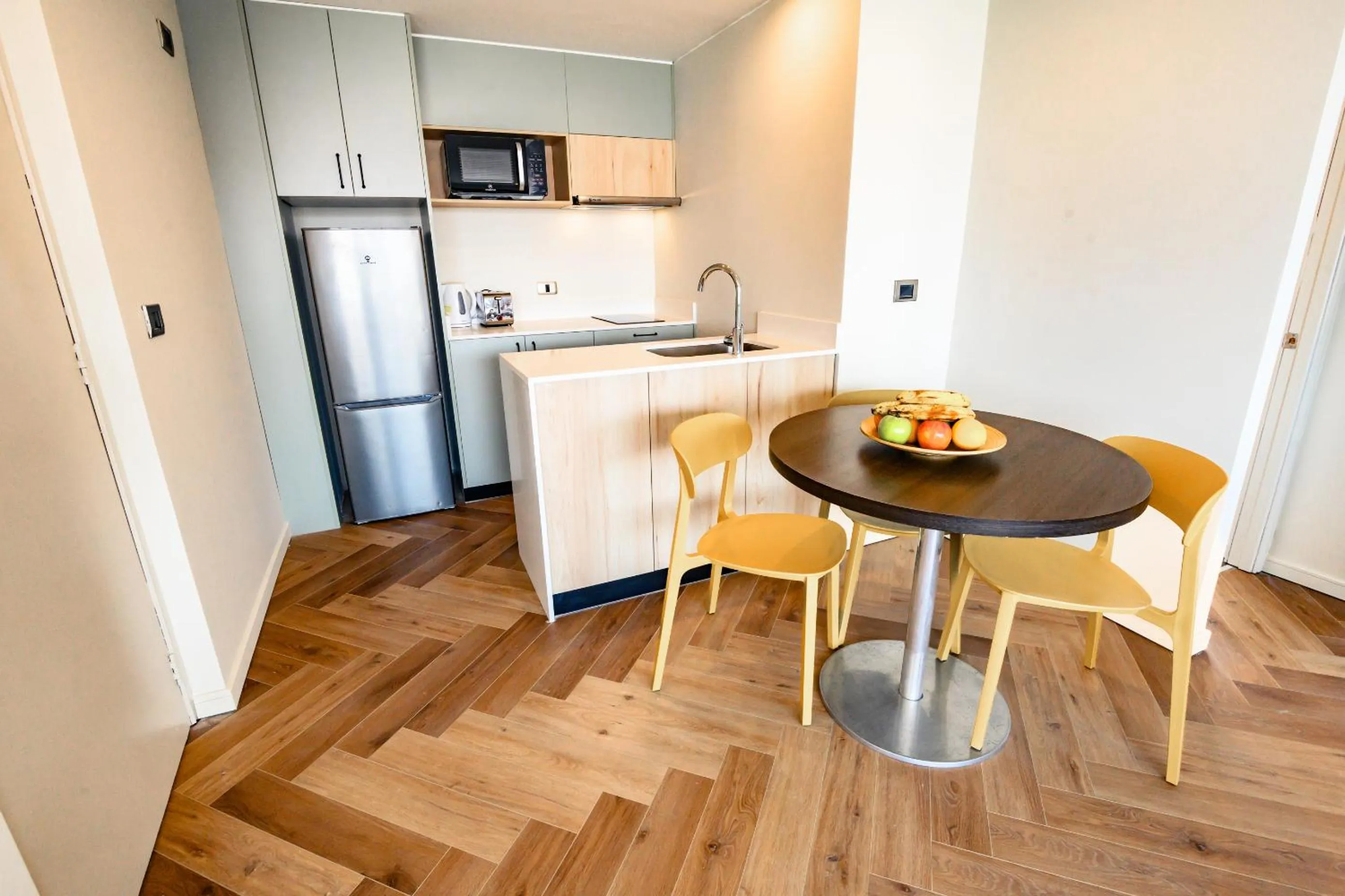 Coffee/tea facilities in Studio 56 Apart Hotel by Terrado Iquique