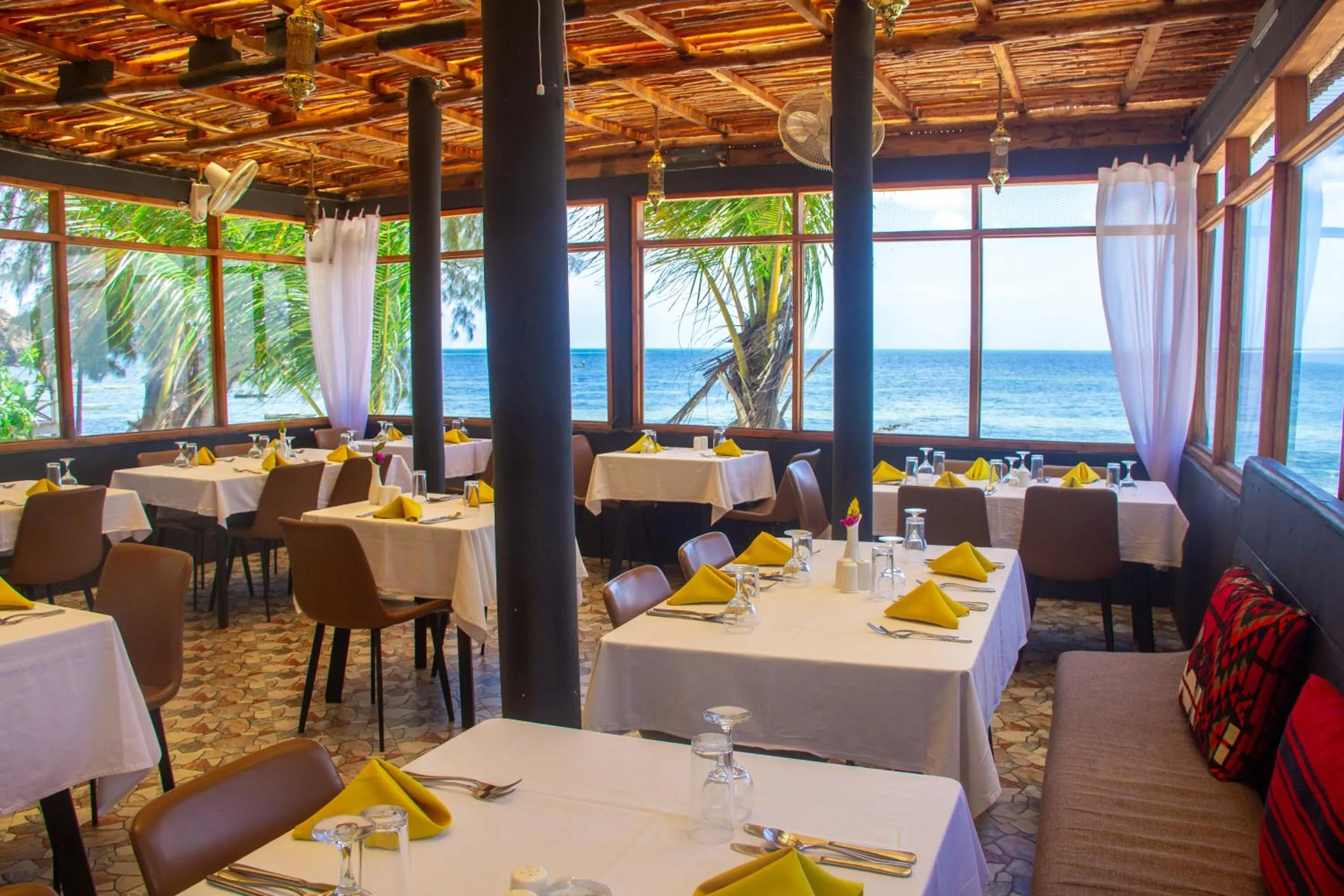 Restaurant/places to eat in Paradise Beach Resort & Spa