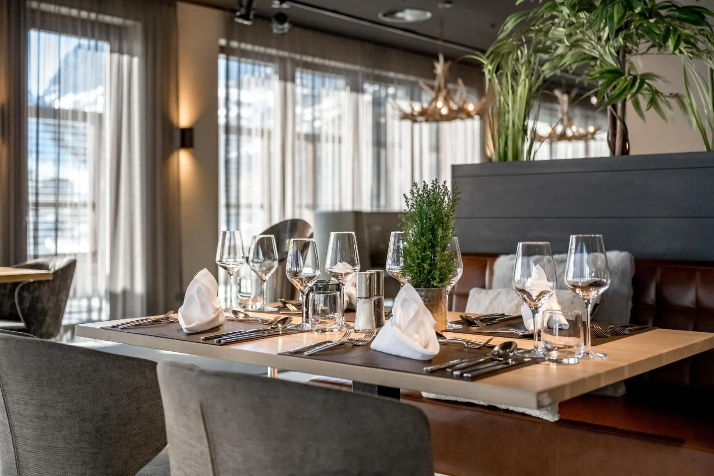 Restaurant/places to eat in AlpenParks Hotel & Apartment Arlberg Warth mit Pool