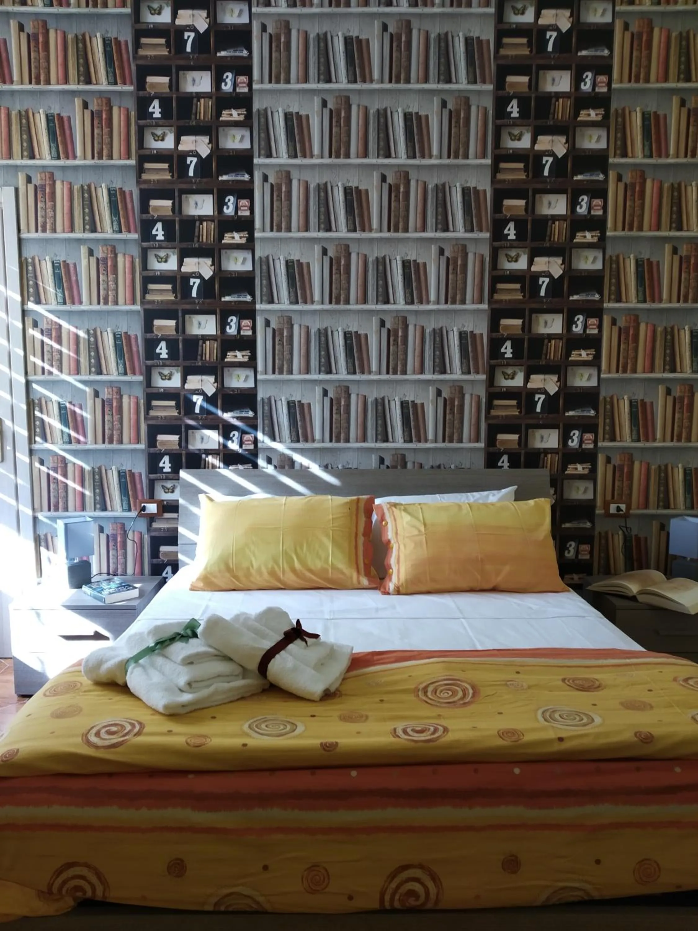 Bedroom, Bed in Non ci resta che Napoli