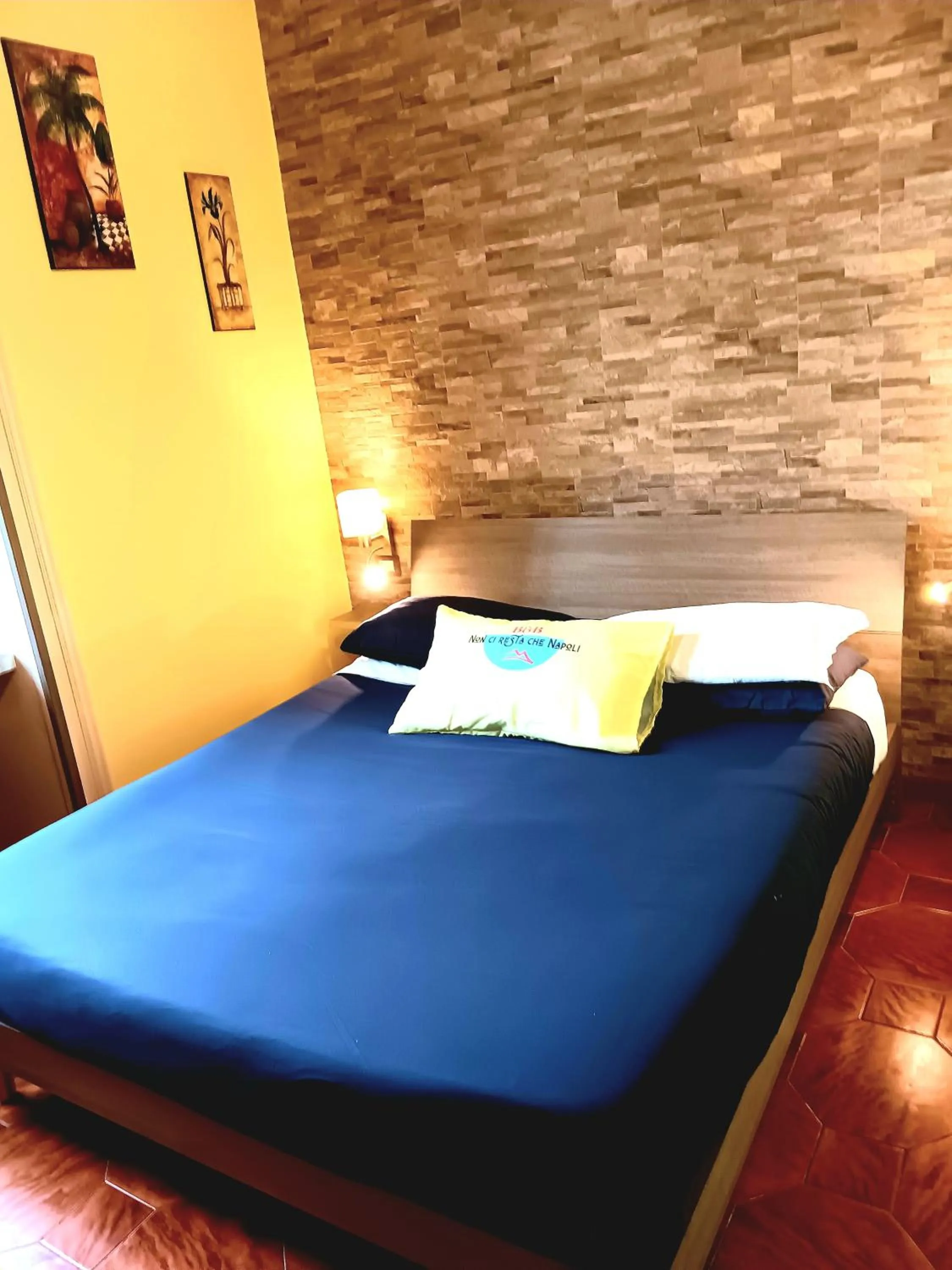 Bed in Non ci resta che Napoli