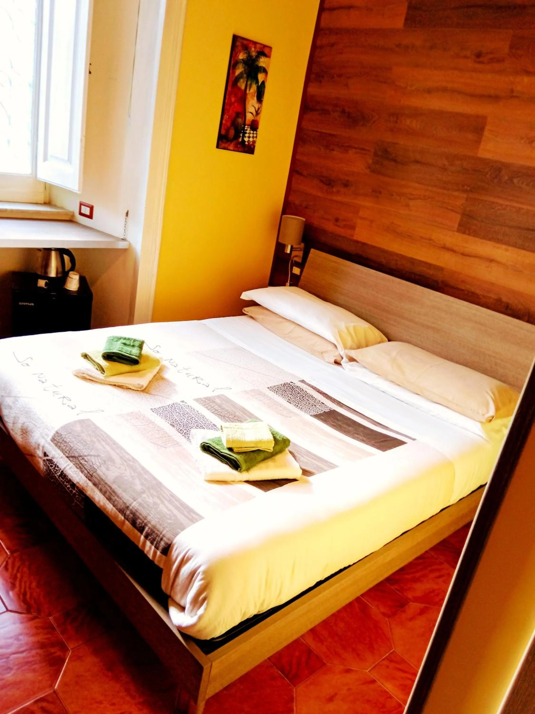 Bedroom, Bed in Non ci resta che Napoli