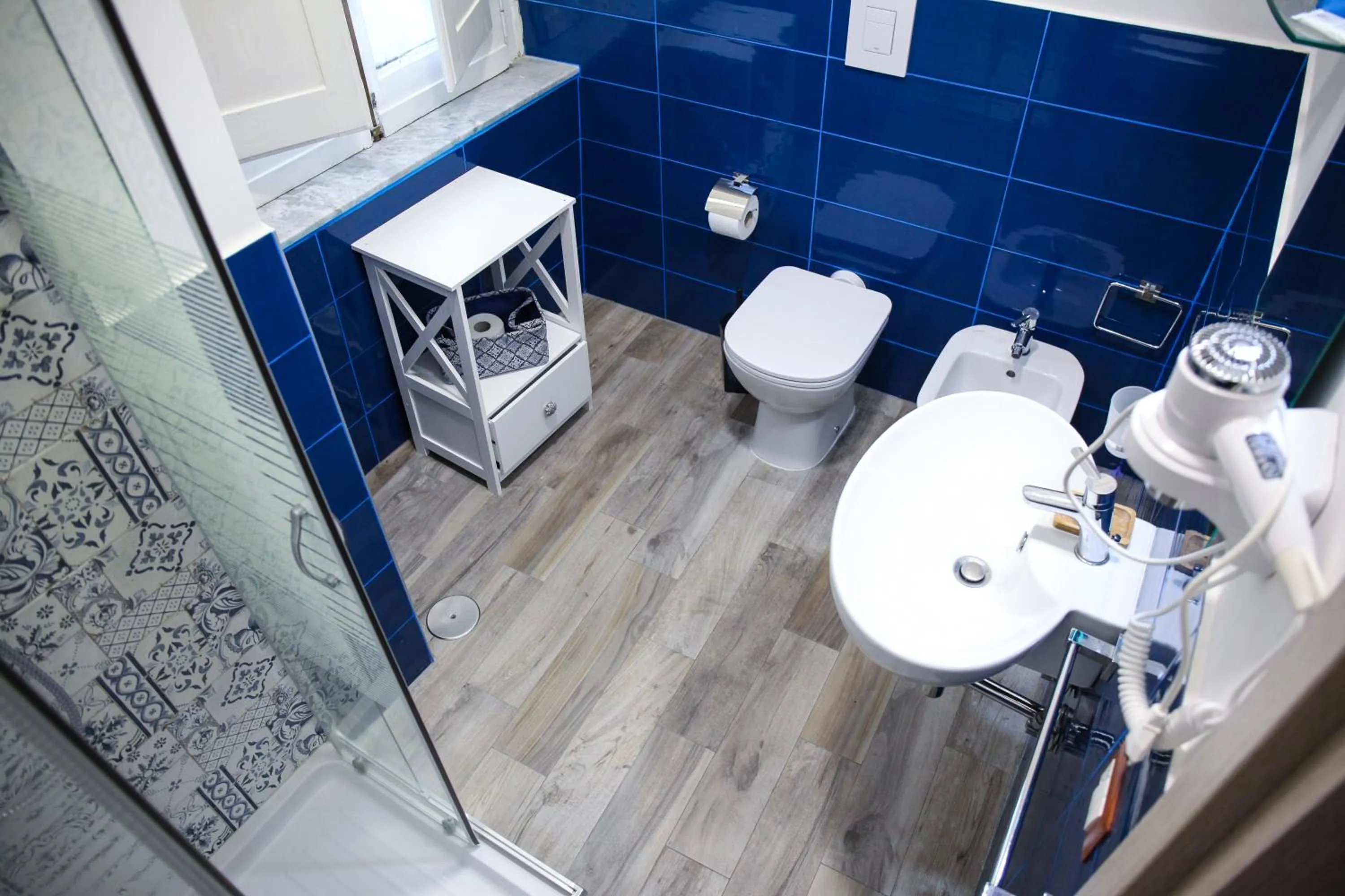 Bathroom in Non ci resta che Napoli