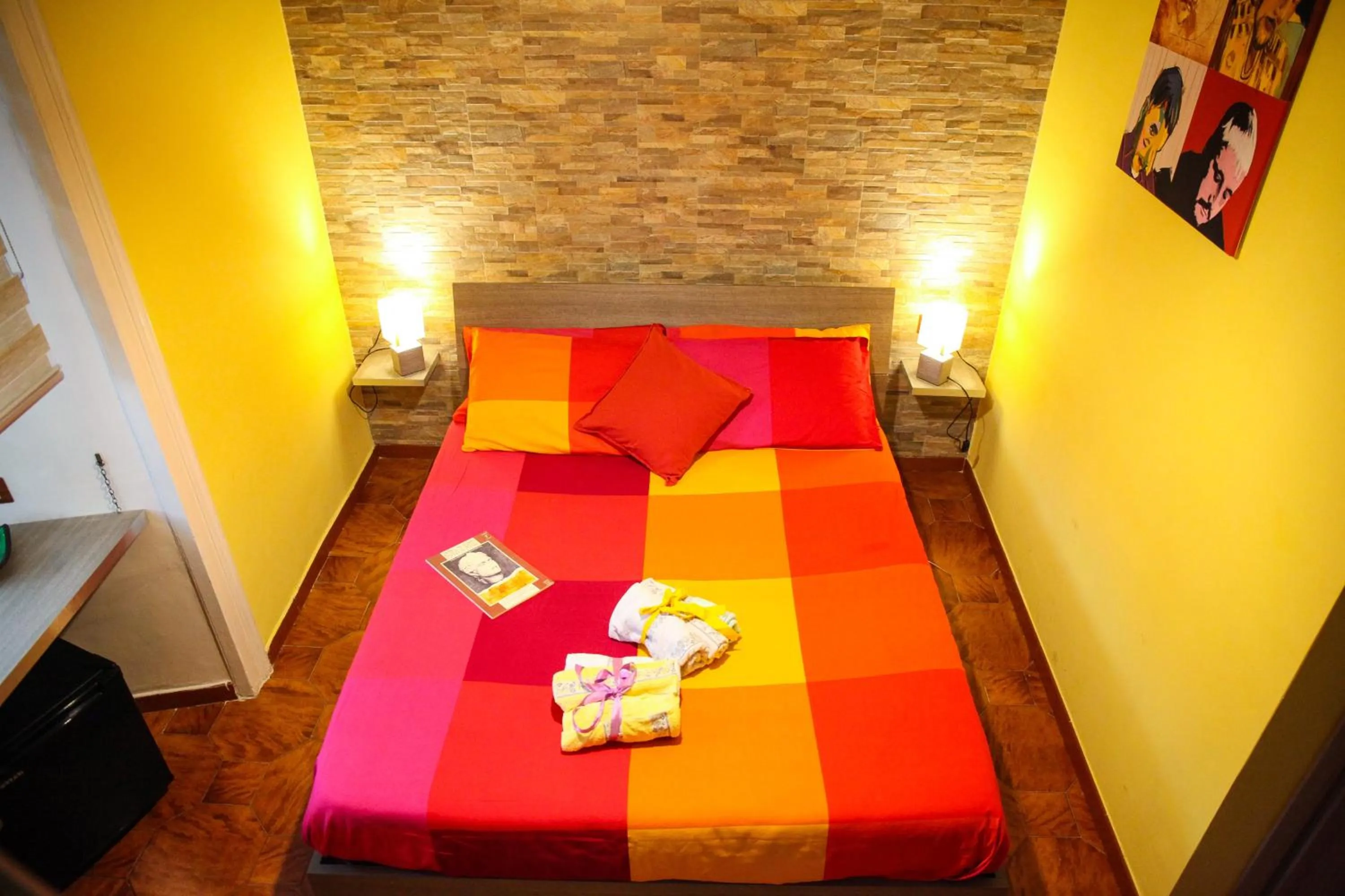 Photo of the whole room, Bed in Non ci resta che Napoli